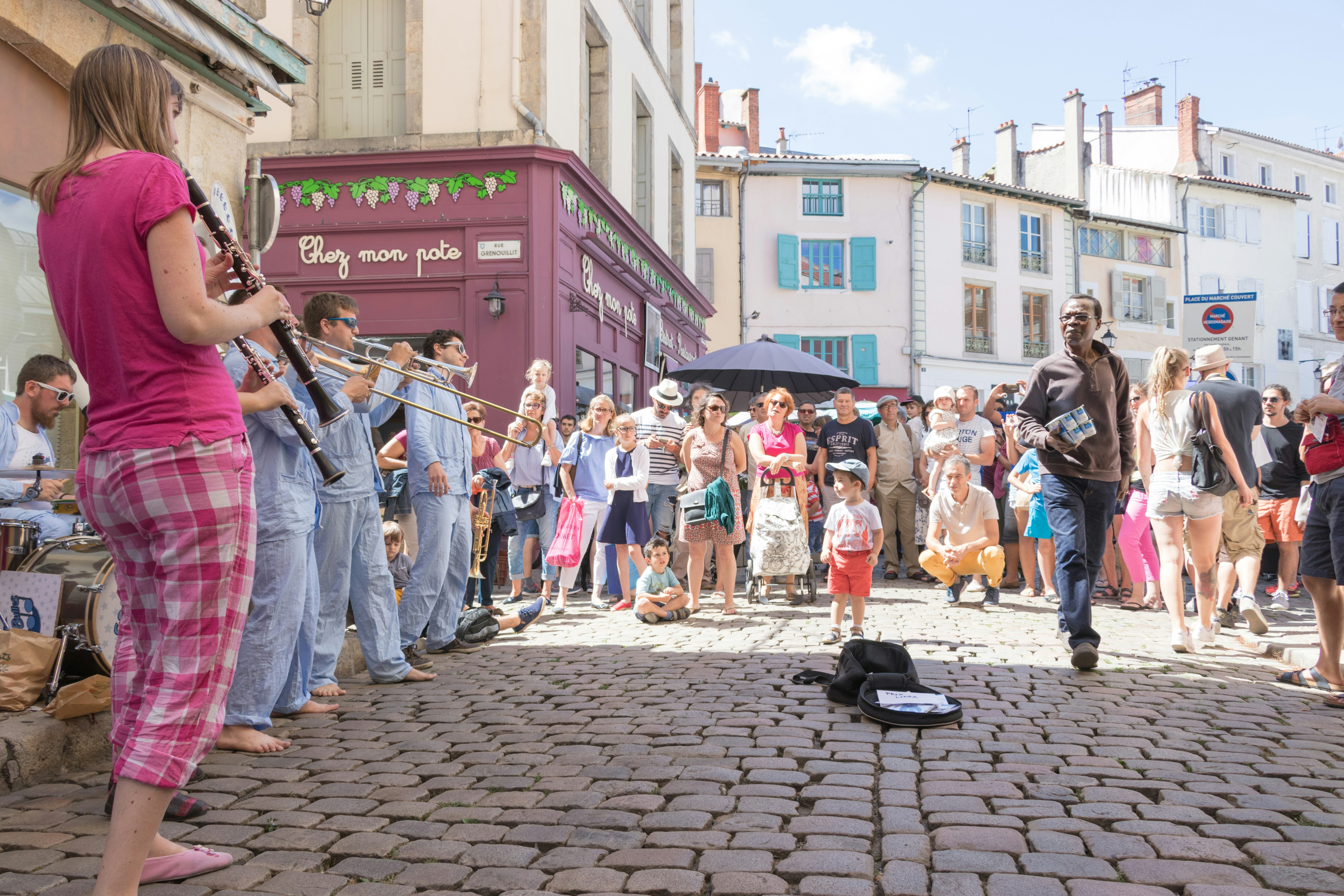 7 Street Performances to Enjoy on Slow-Travel for Offbeat Walks