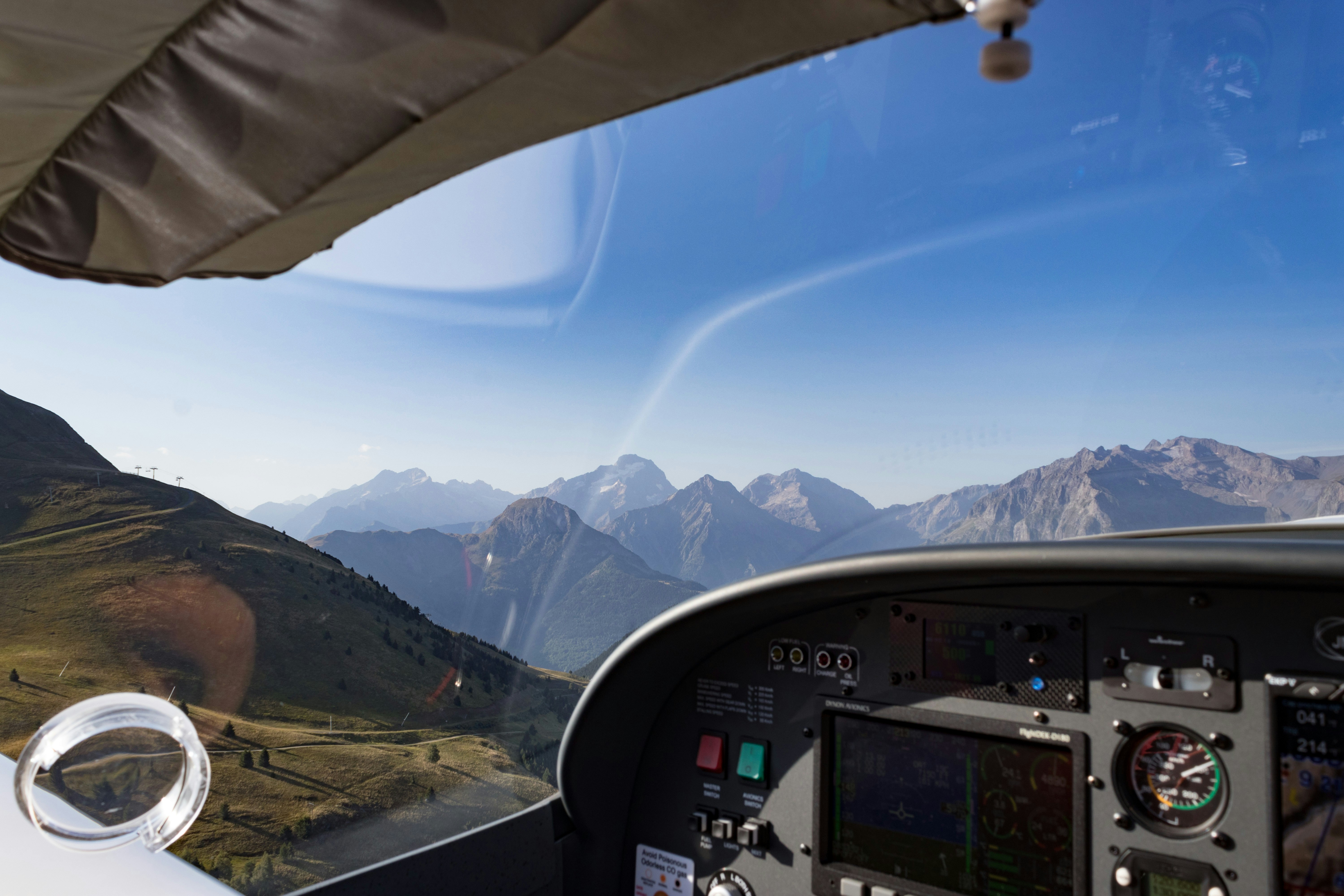uma vista de uma cordilheira de dentro de um avião