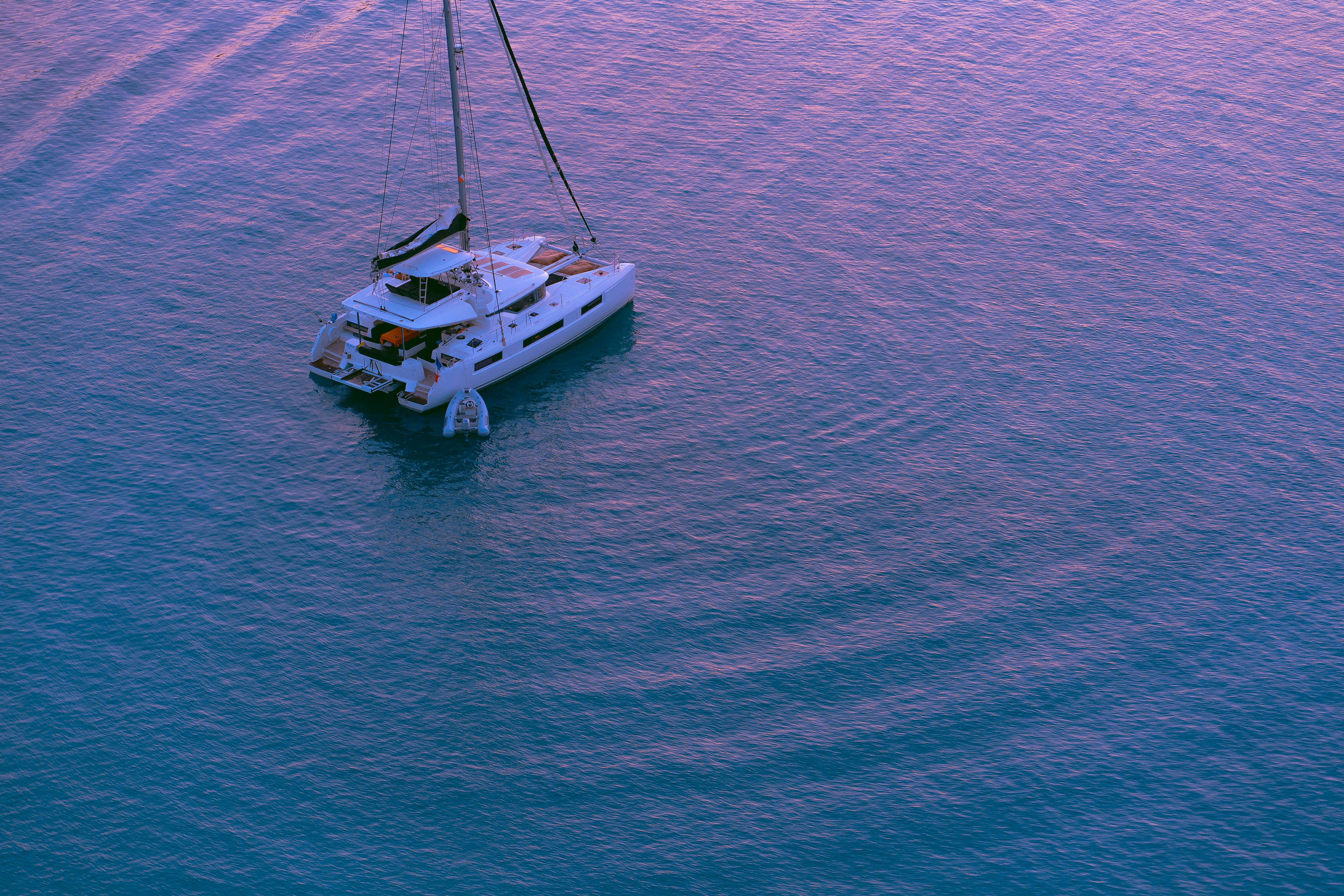 A sailboat in the middle of a body of water photo – Free Boat Image on ...