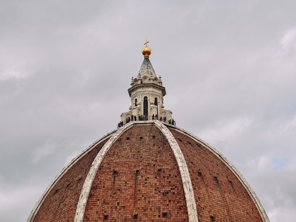 una grande cupola in mattoni con un orologio in cima