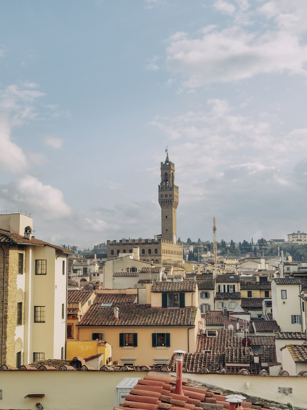 Una veduta di una città con una torre dell'orologio in lontananza