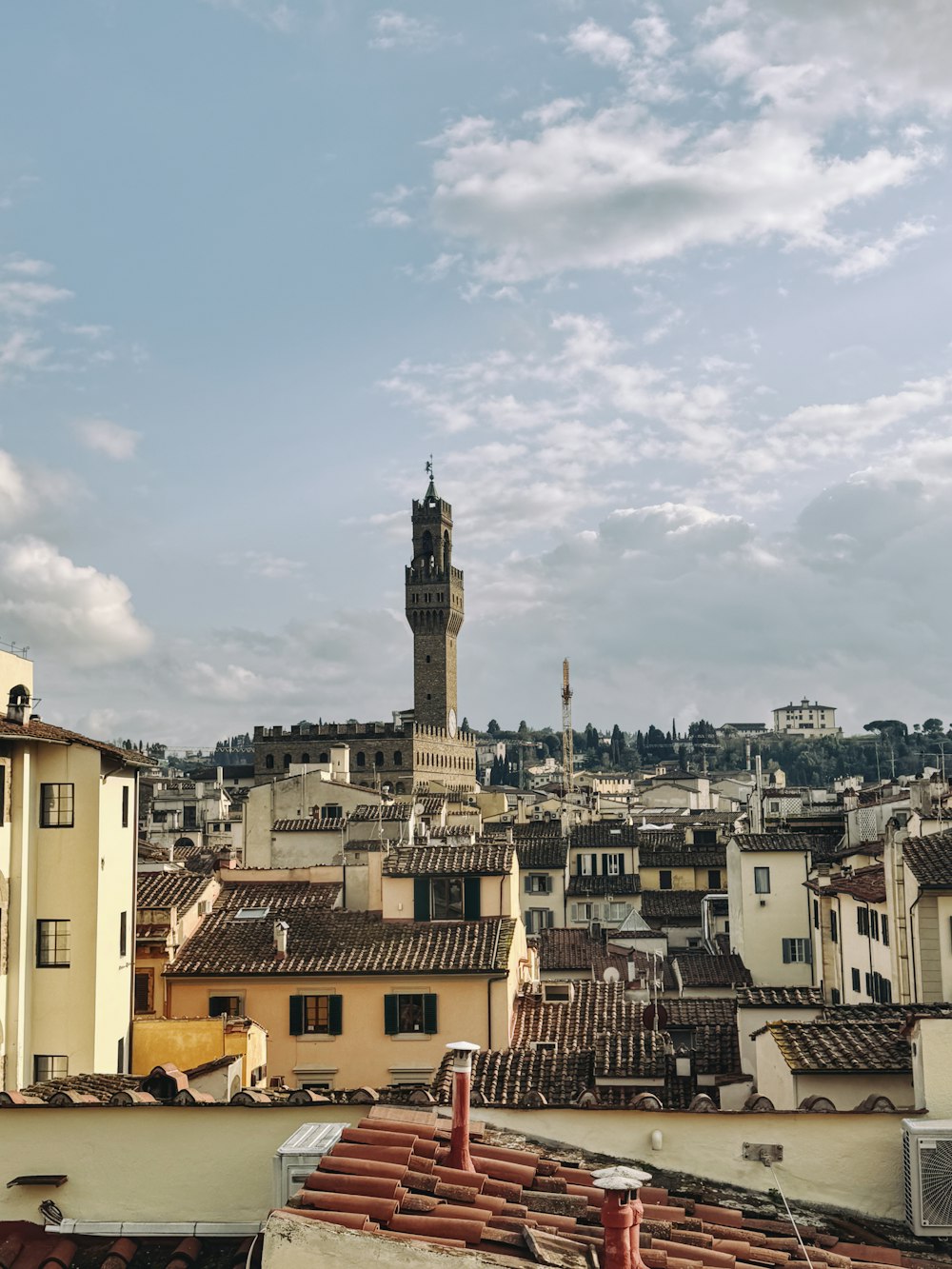 Una veduta di una città con una torre dell'orologio