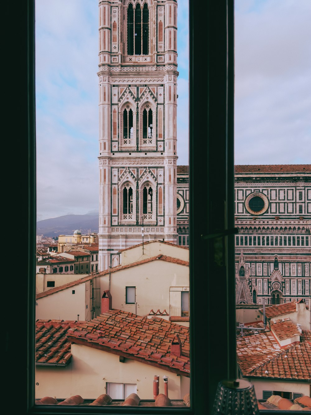 Una veduta di una torre dell'orologio da una finestra