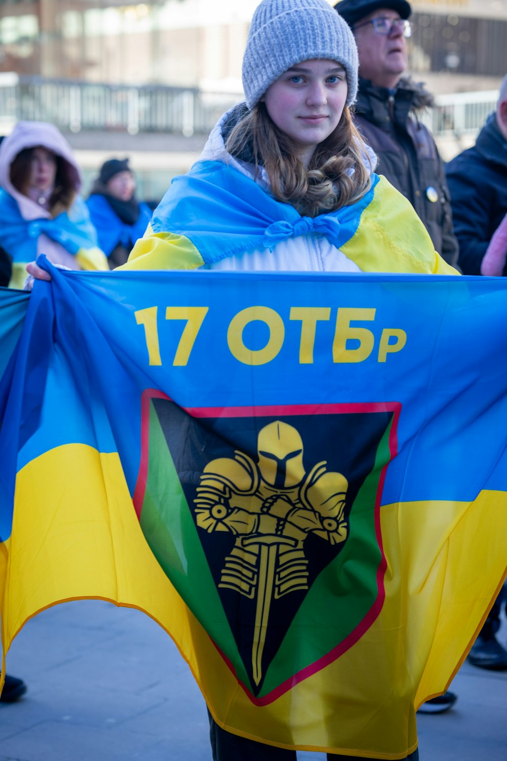 une femme tenant un drapeau dans une foule de gens