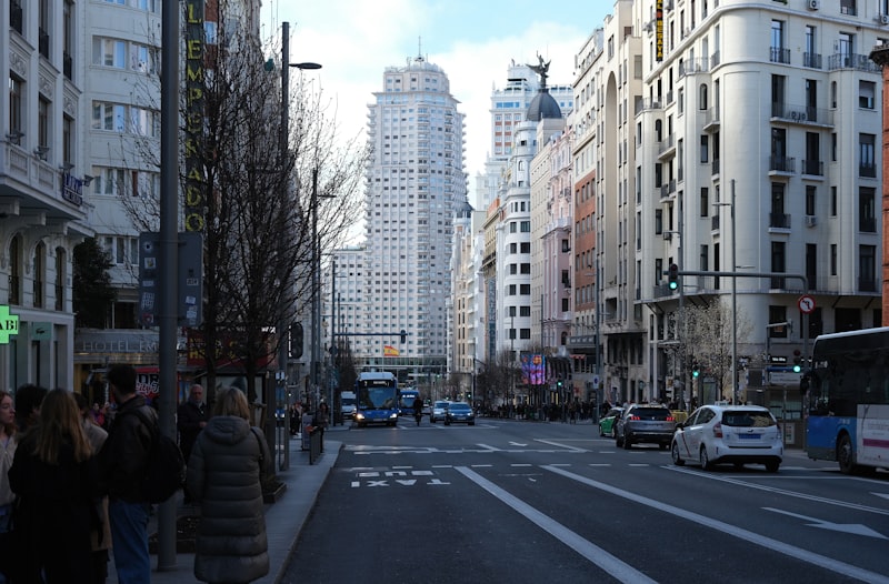 Calle céntrica de Madrid con edificios altos
