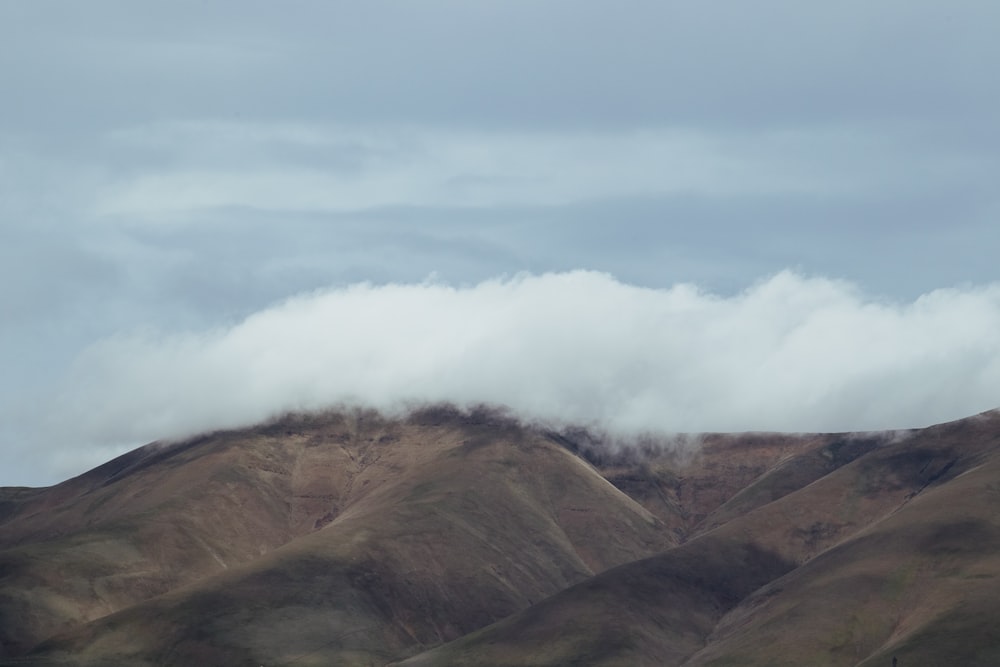 una cadena montañosa con algunas nubes en el cielo