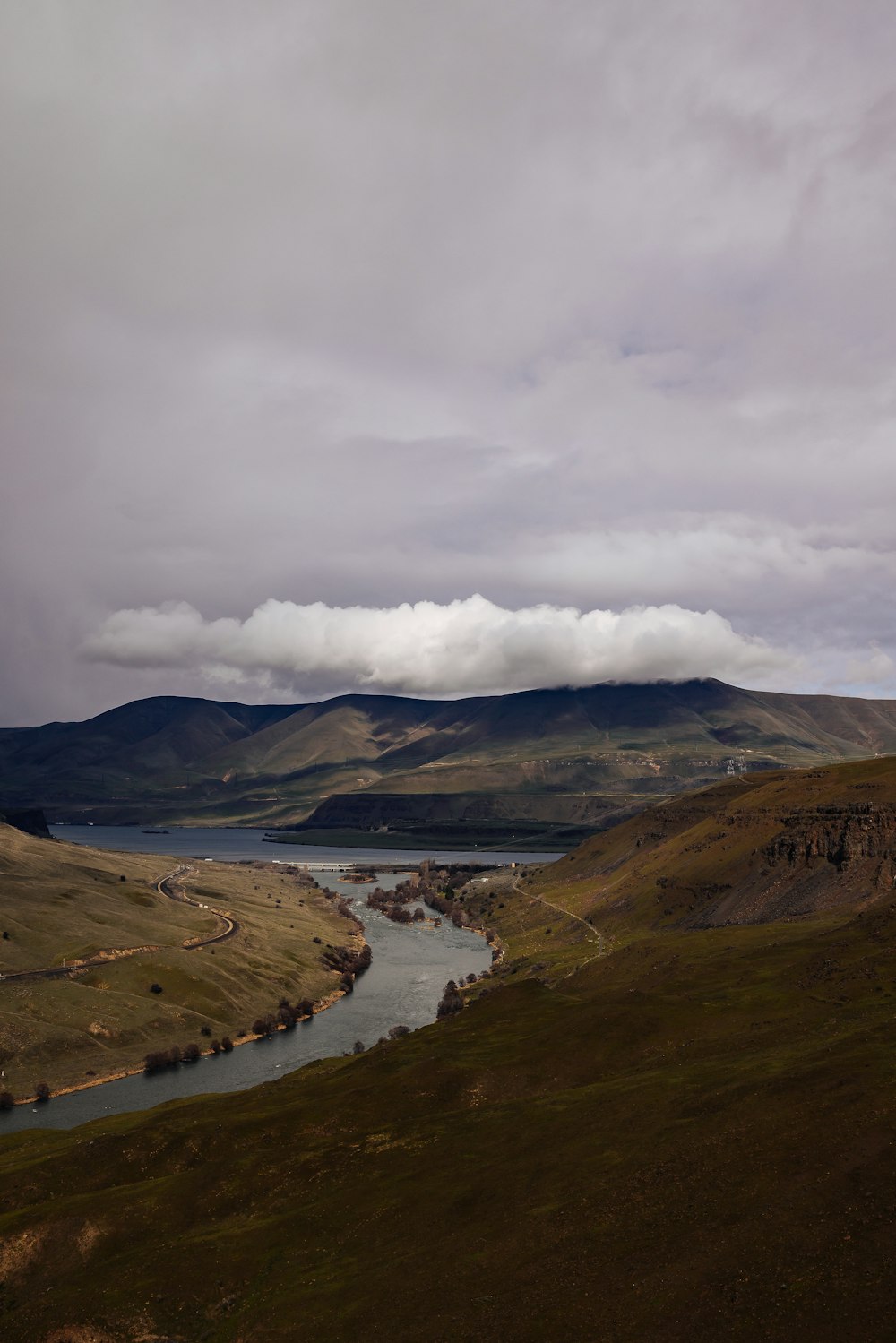 Un río que corre a través de un exuberante valle verde