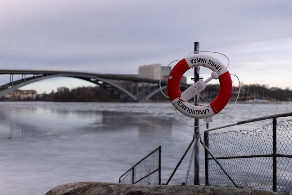 un panneau rouge et blanc posé sur le côté d’une clôture