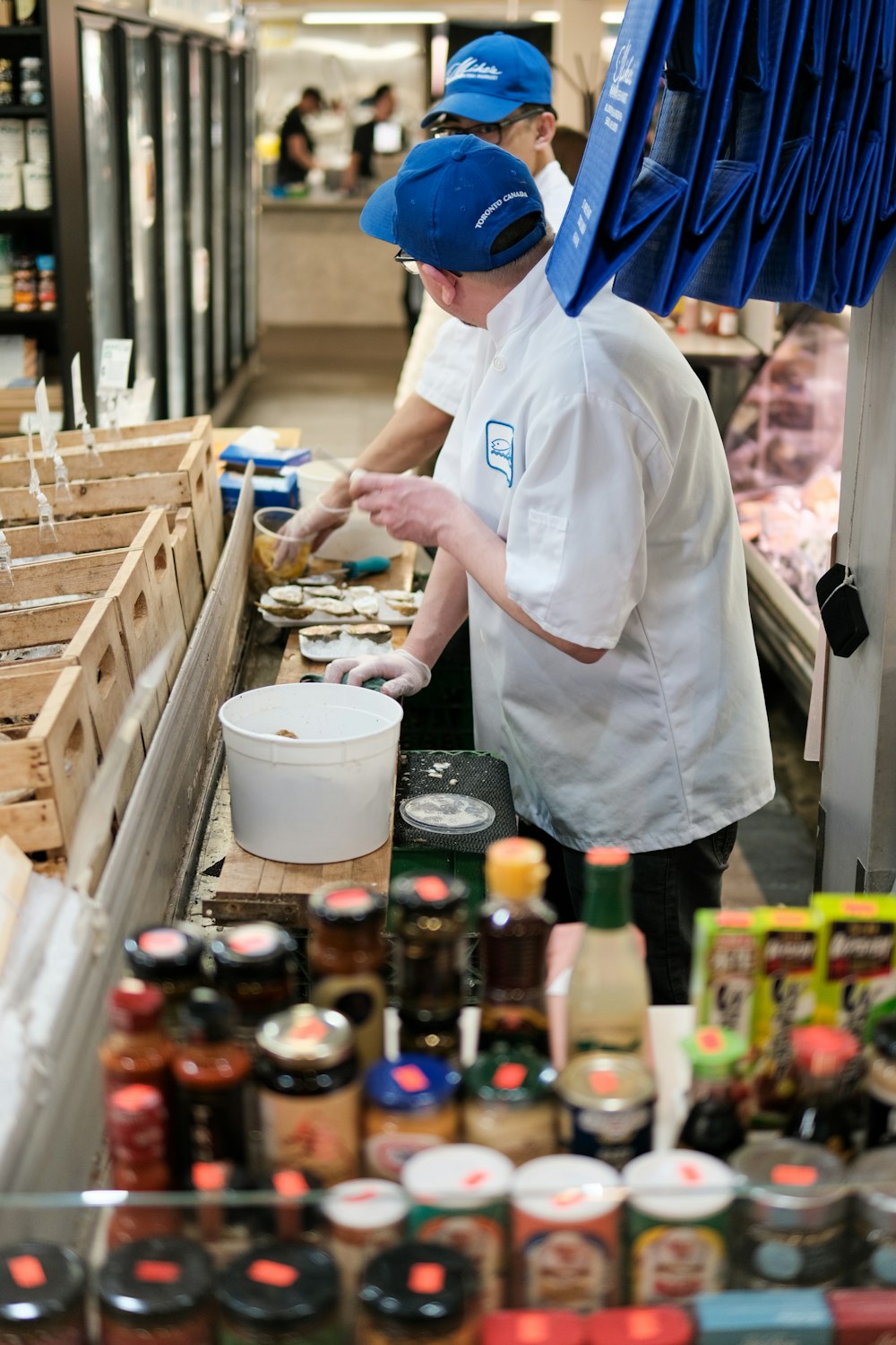 eine Person in einem Geschäft, die Essen auf einer Theke zubereitet