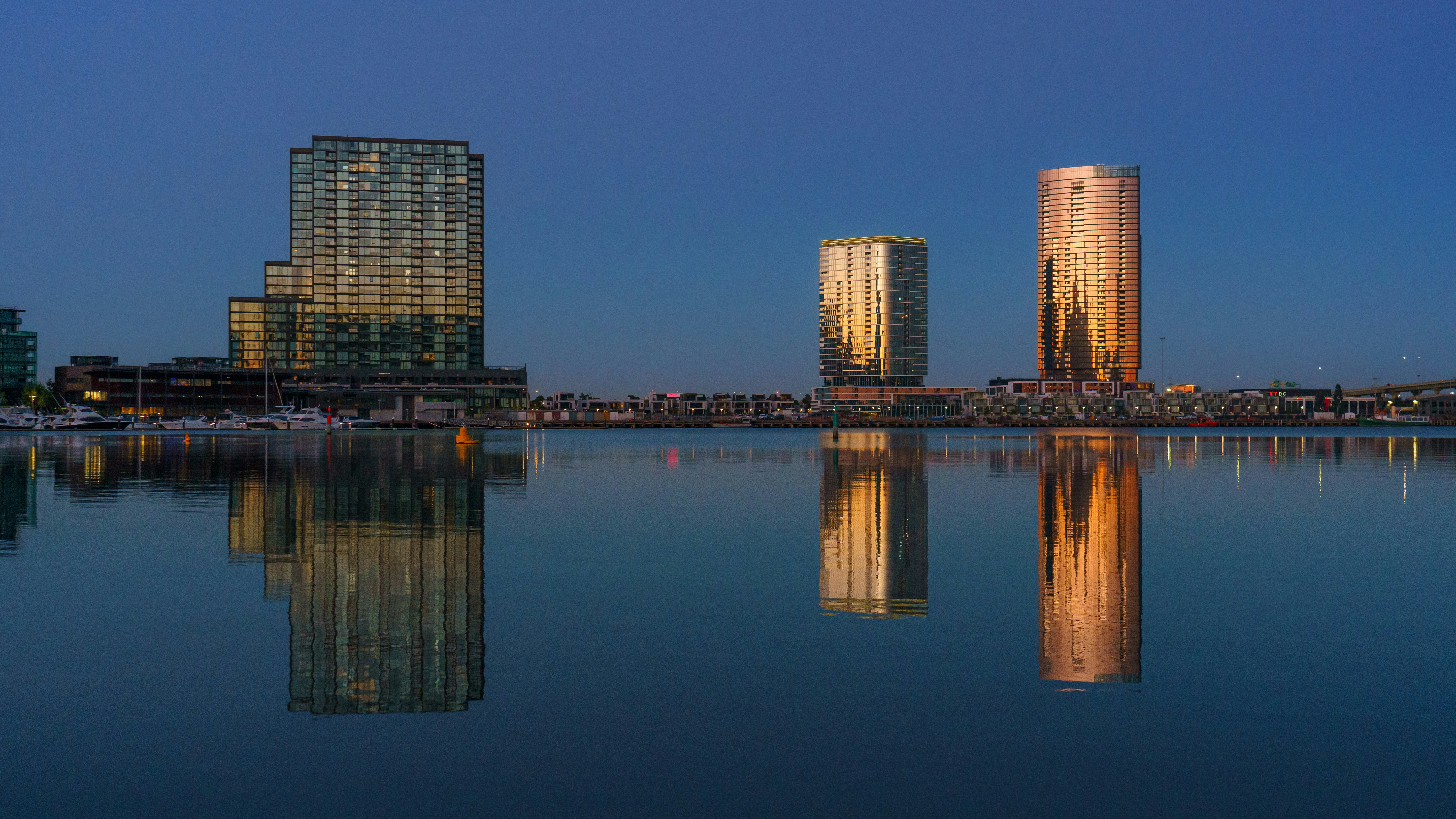 una gran masa de agua con edificios al fondo