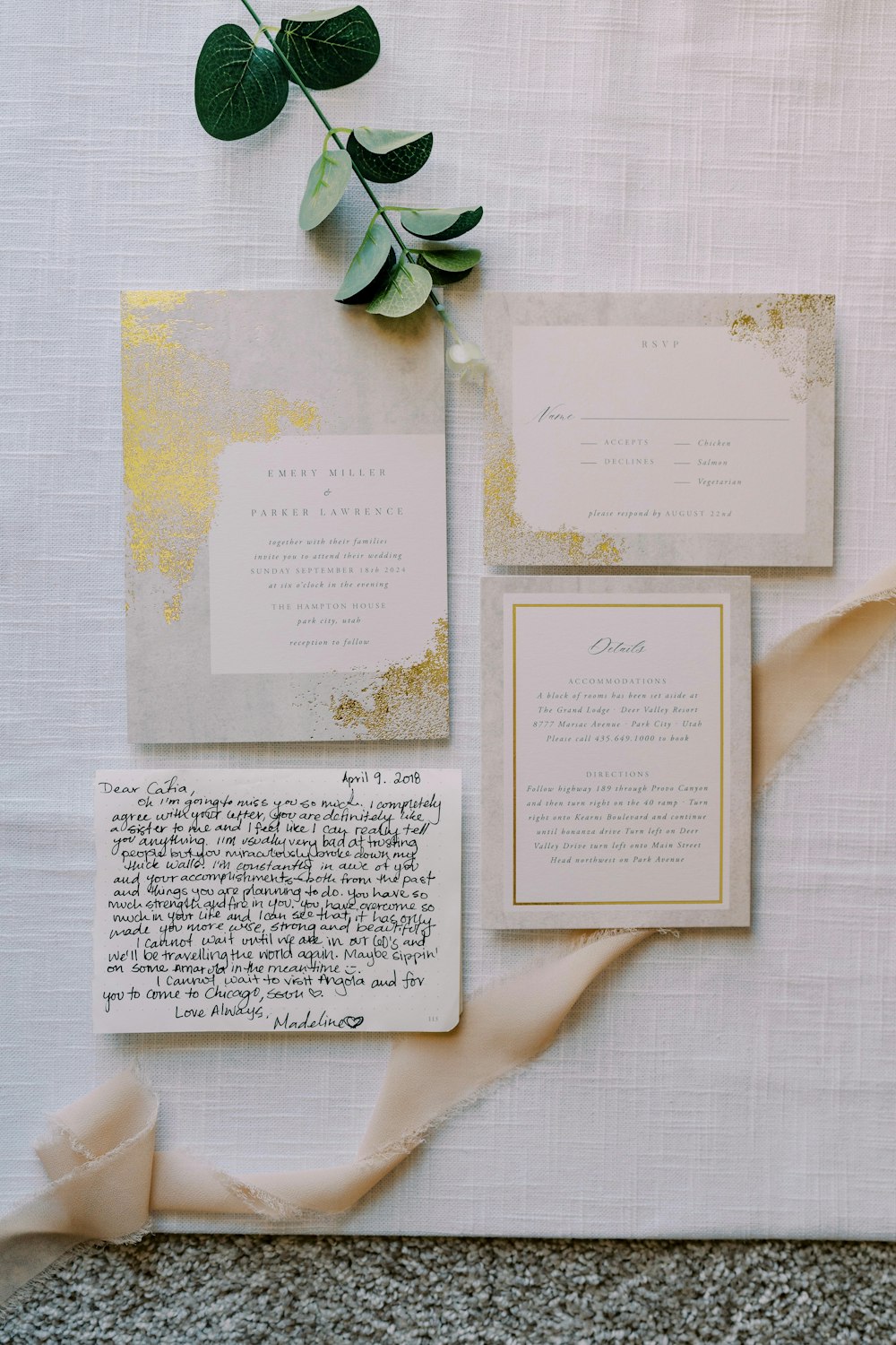 Una suite de bodas blanca y dorada con una planta verde