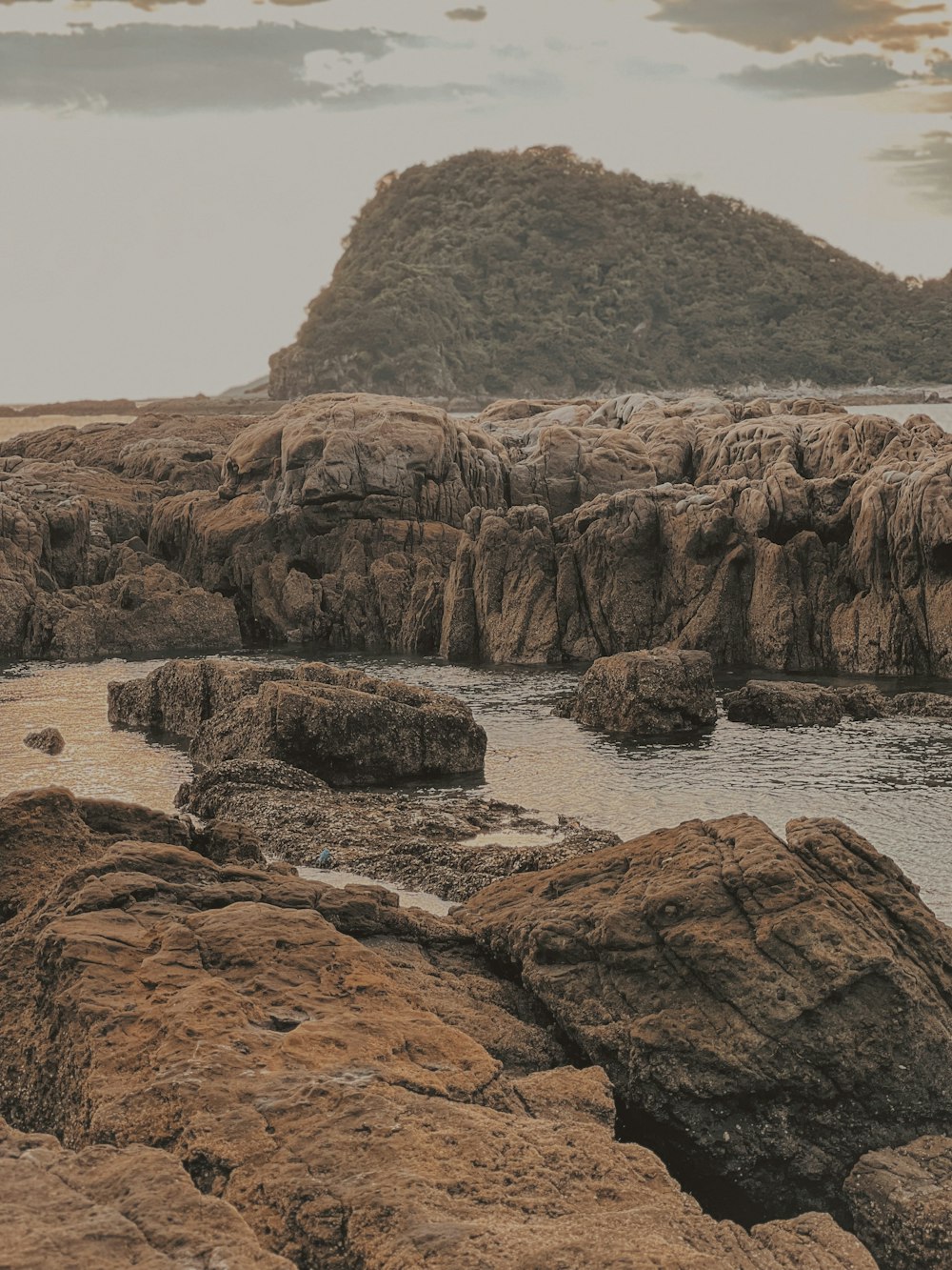 un couple de rochers assis sur le dessus d’une plage