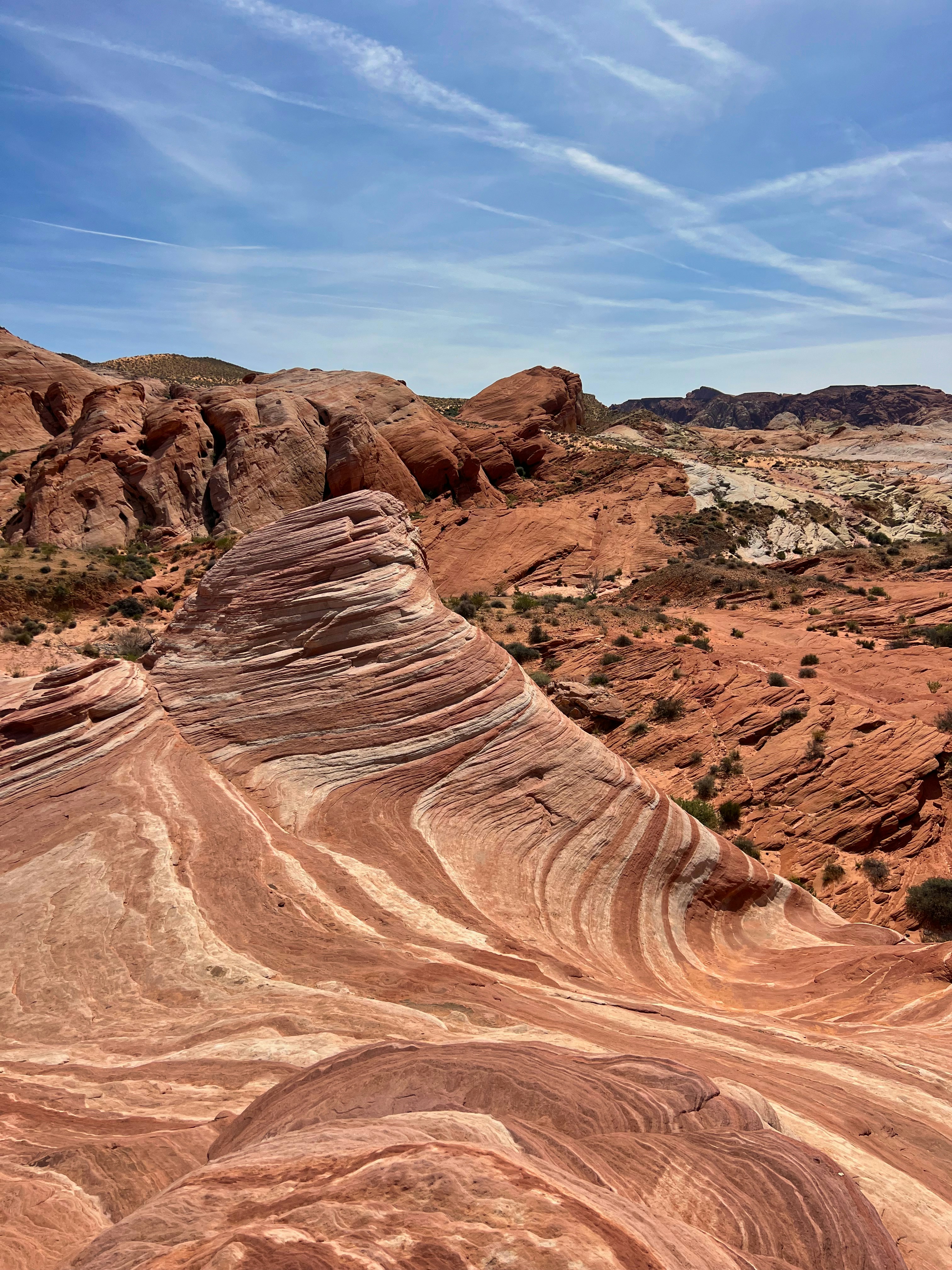 une grande formation rocheuse au milieu d’un désert