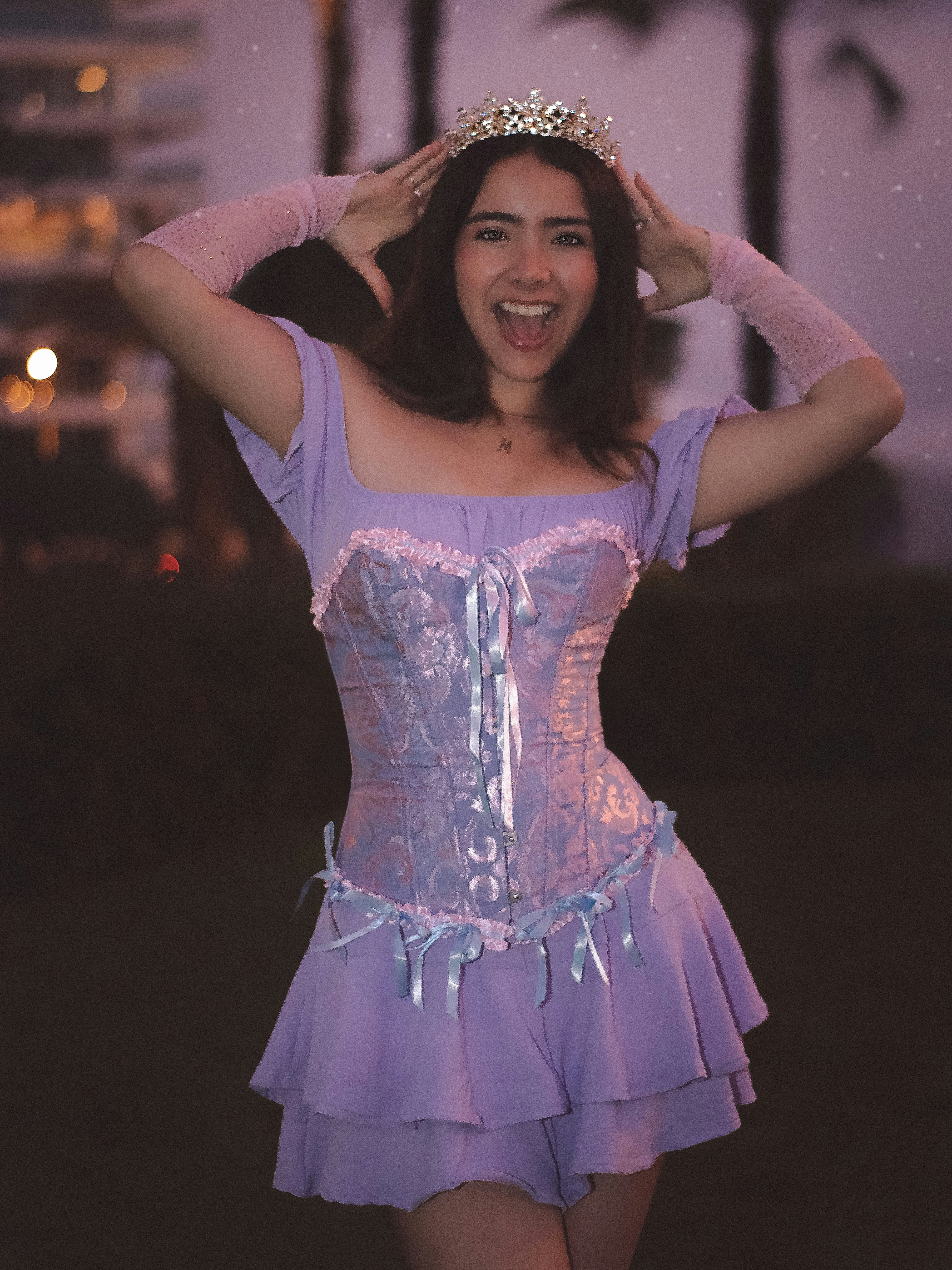 紫色のドレスとティアラを身に着けた女性