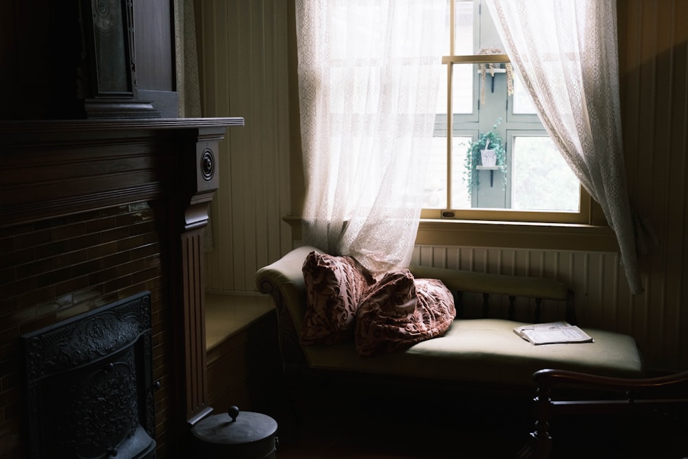 una habitación con una ventana, una silla y un libro