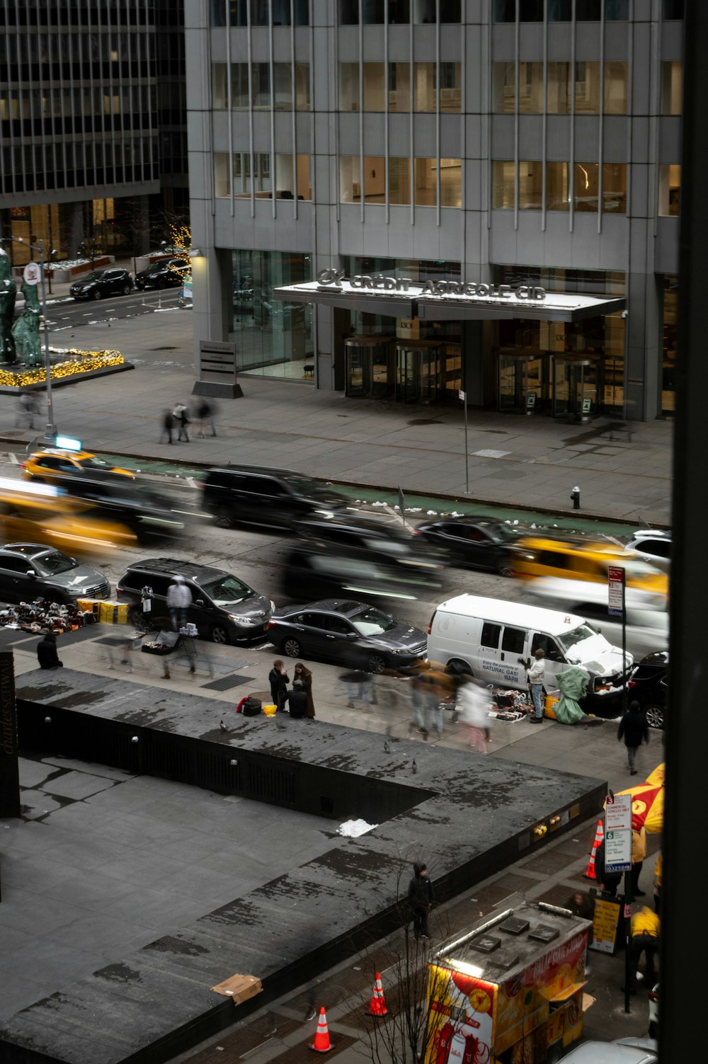 a busy city street filled with lots of traffic