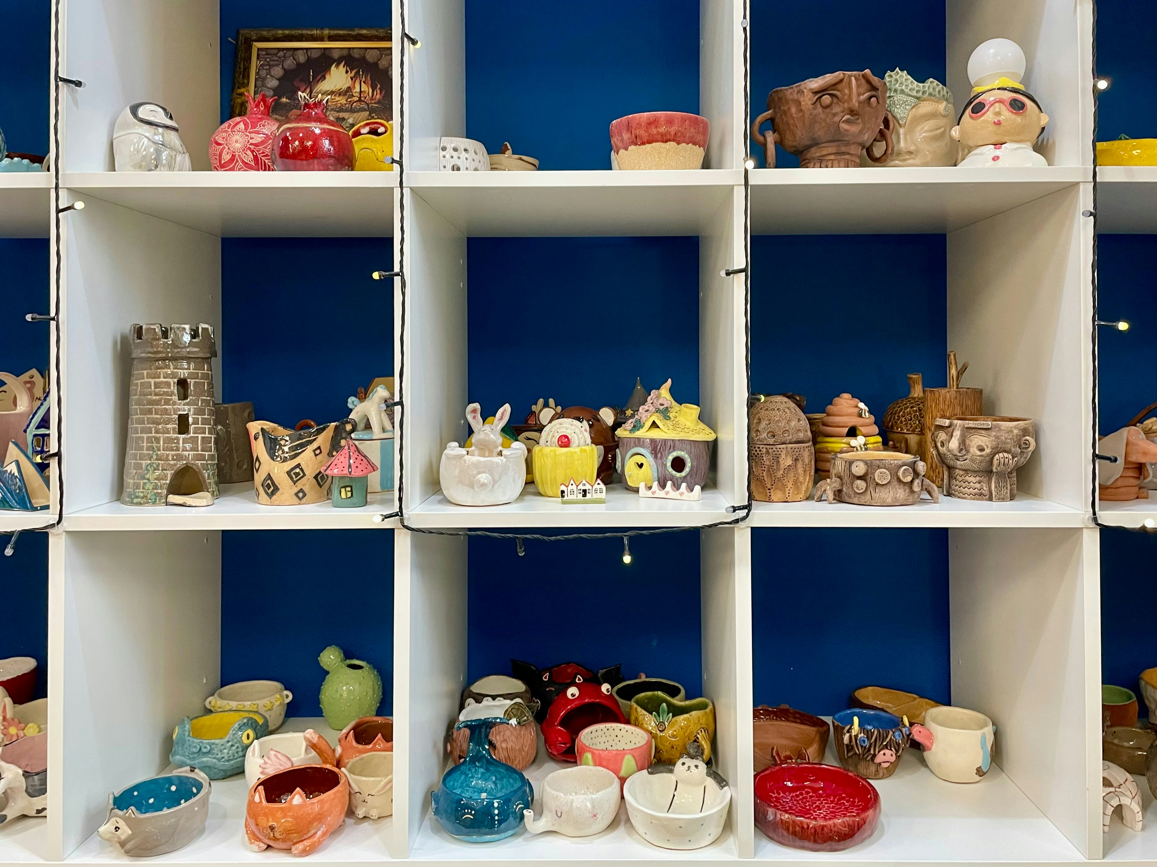 une étagère remplie de différents types de poteries