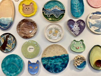 a bunch of plates that are on a wall