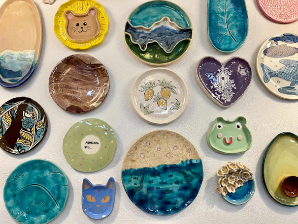 a bunch of plates that are on a wall