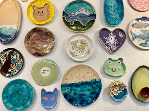 a bunch of plates that are on a wall