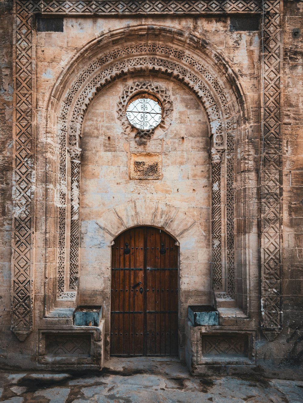 um grande edifício de pedra com uma porta de madeira