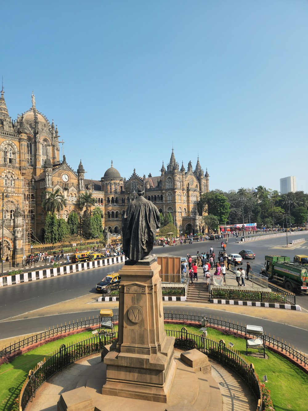 a statue of a man in front of a large building