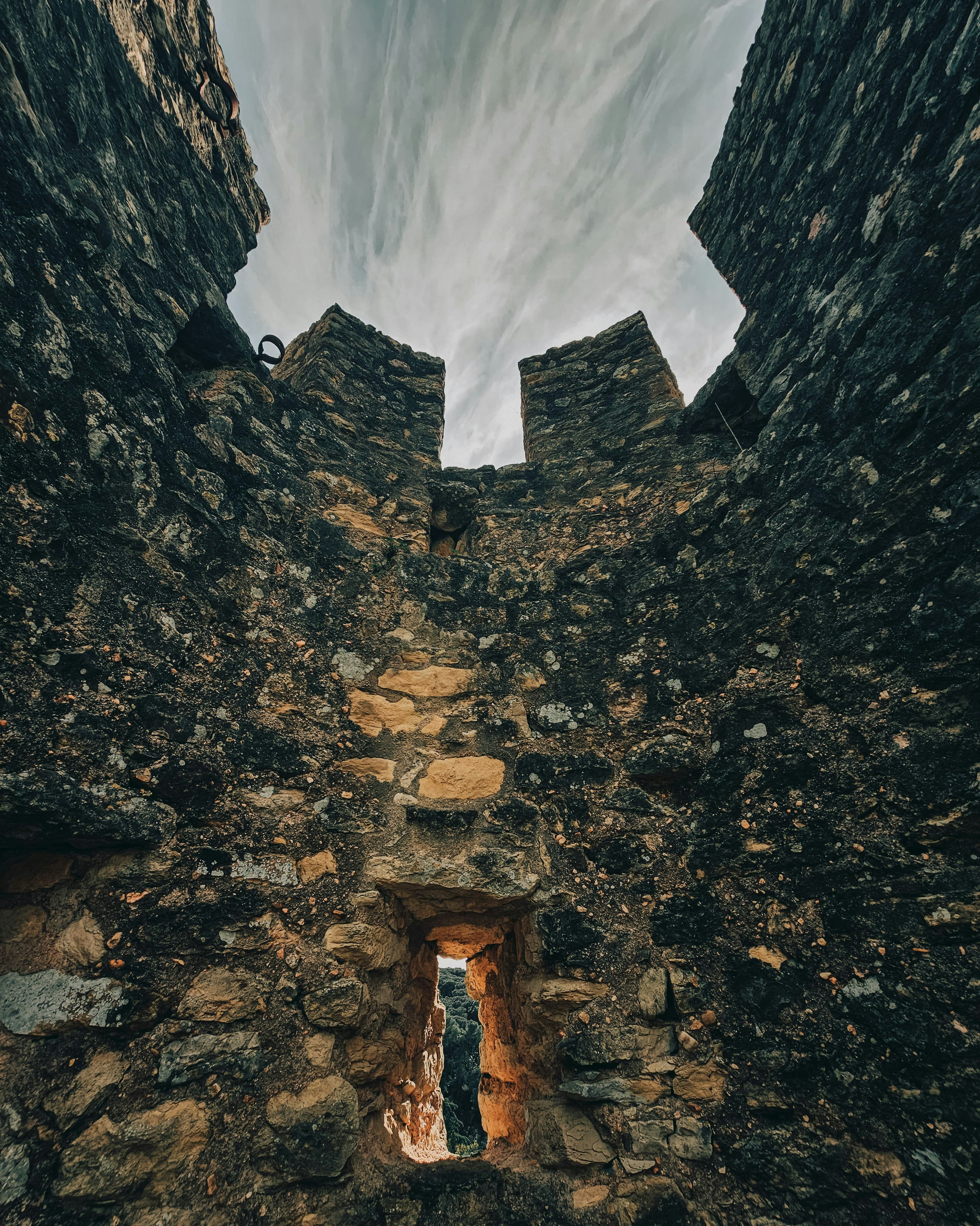 uma pessoa em pé em uma porta de um castelo