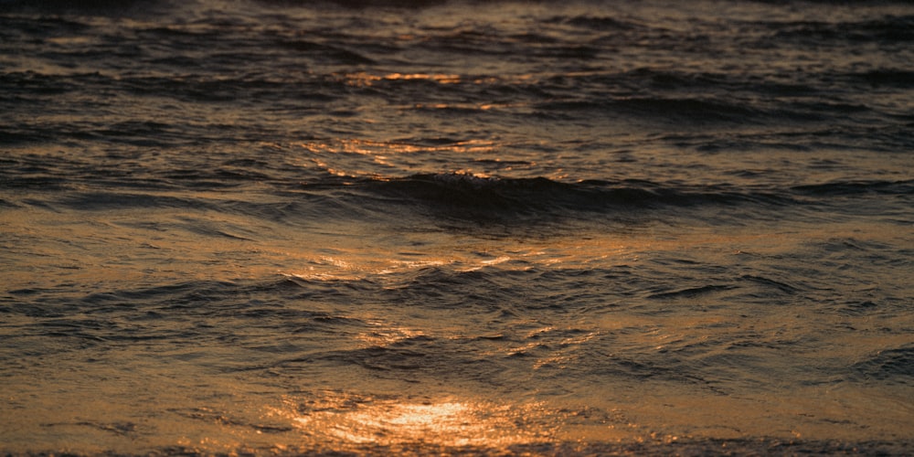 Le soleil se couche sur les vagues de l’océan