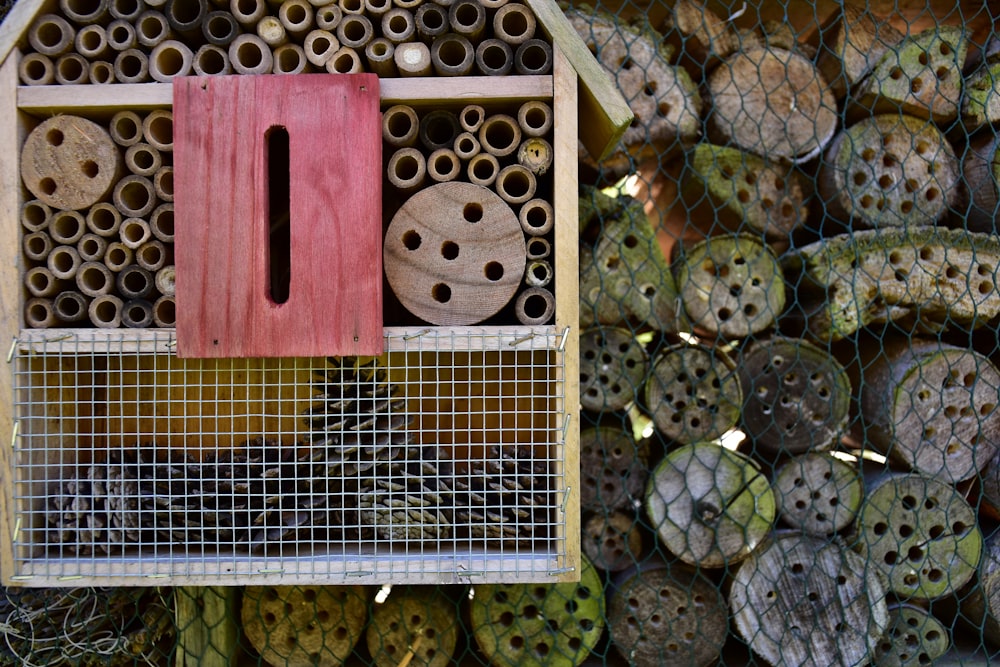 una casita para pájaros hecha de madera y alambre