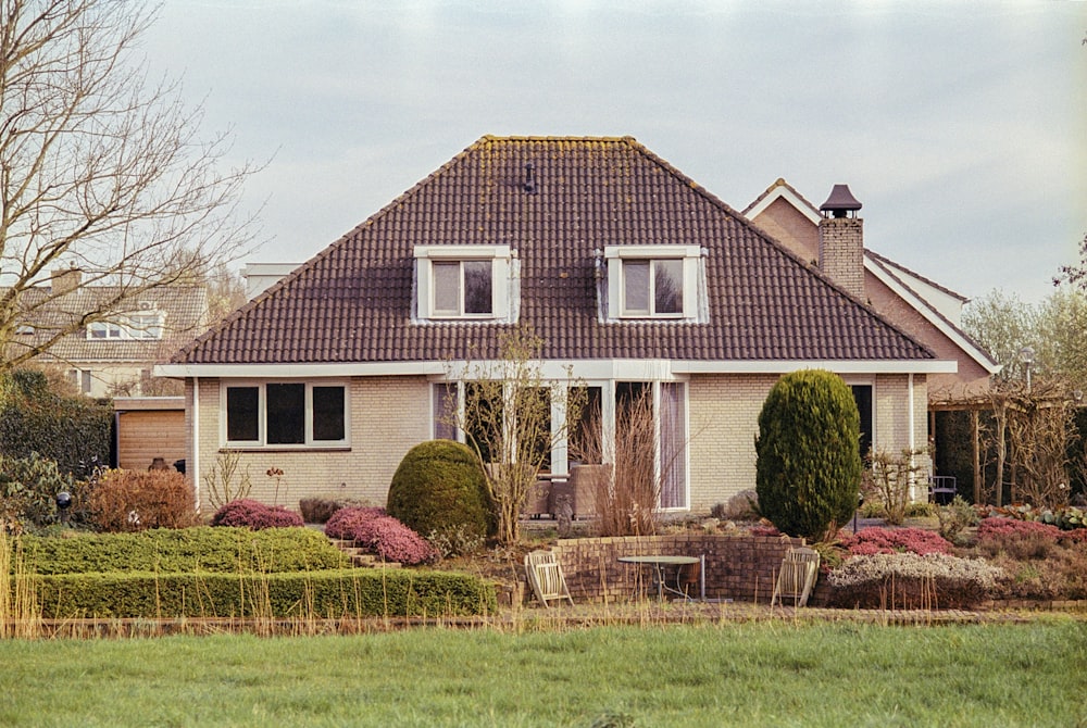 une maison avec une grande pelouse devant elle