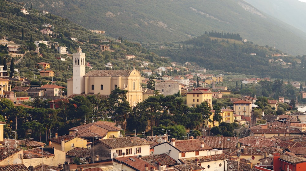 Una veduta di una città con le montagne sullo sfondo