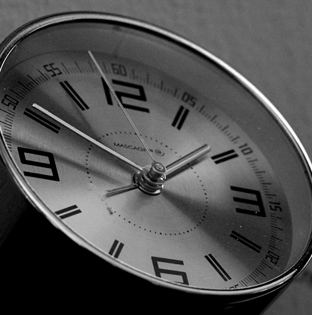 Una foto en blanco y negro de un reloj