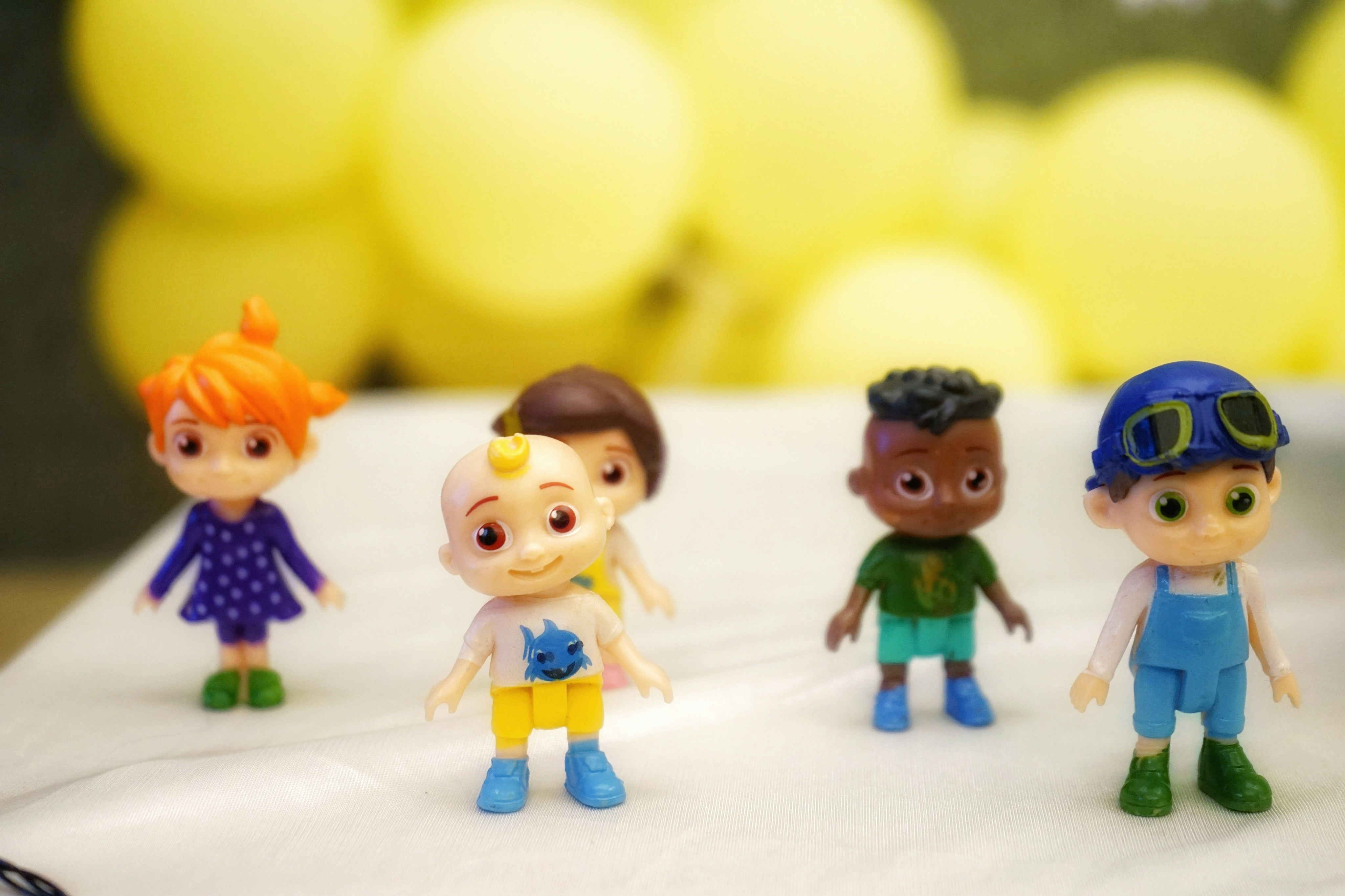 un groupe de petites figurines posées sur une table