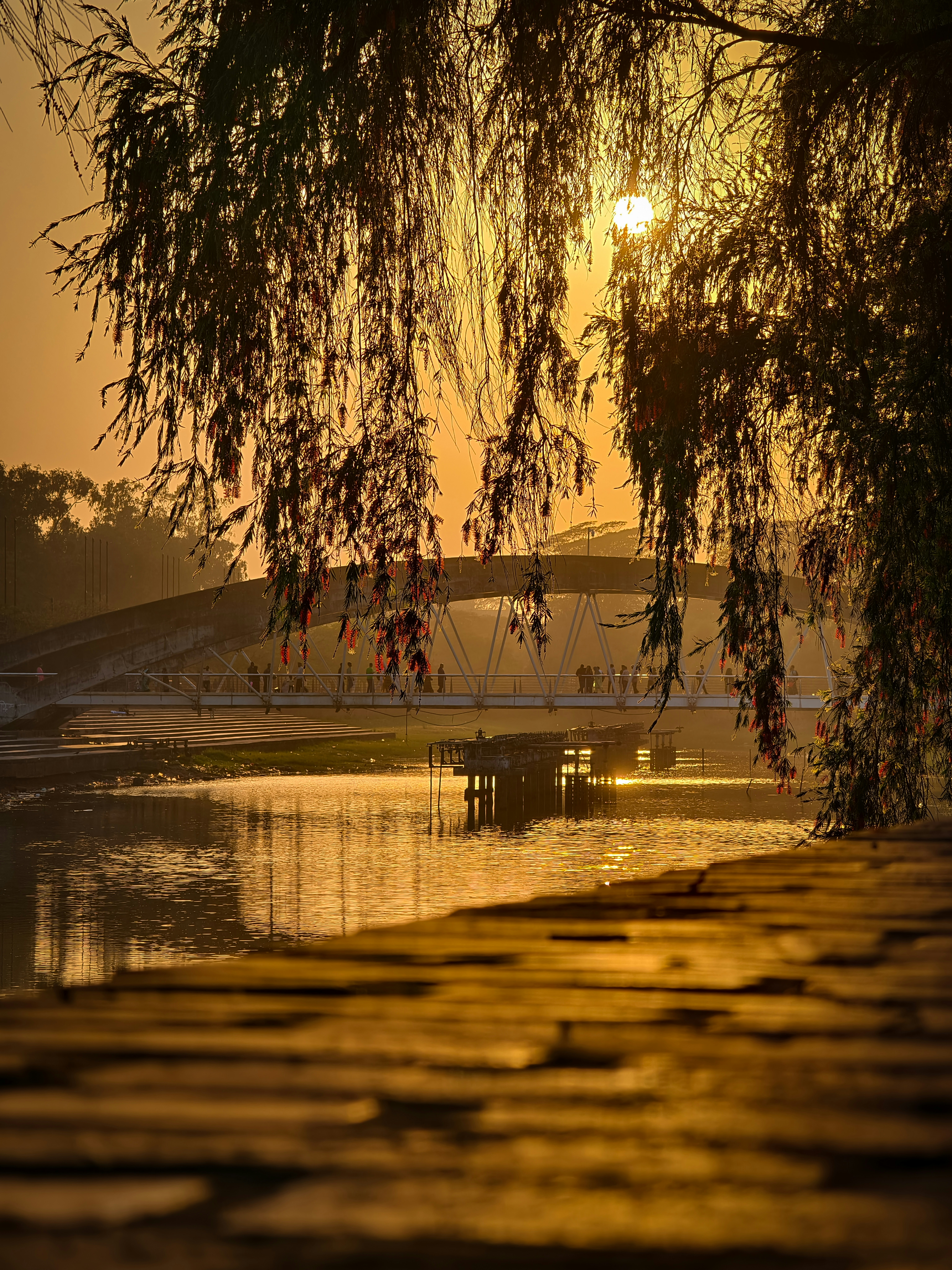 Die Sonne geht über einem Gewässer unter