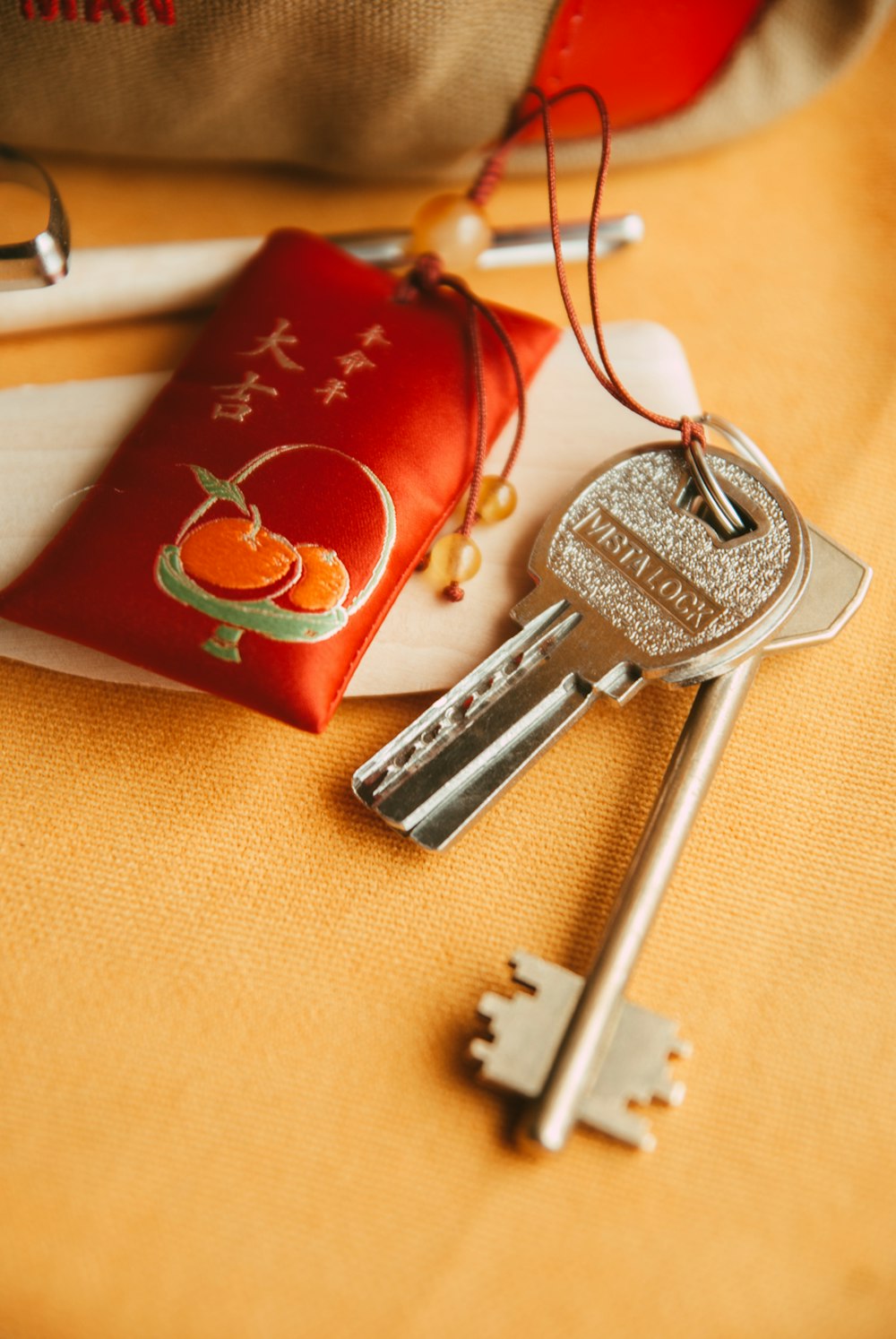 a bunch of keys sitting on top of a table