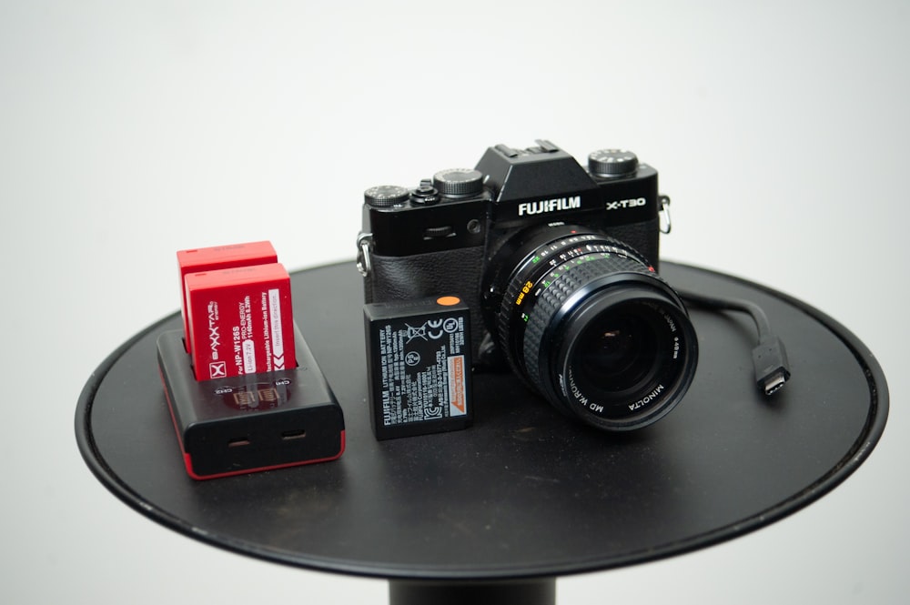una fotocamera seduta sopra un tavolo accanto a un'unità flash