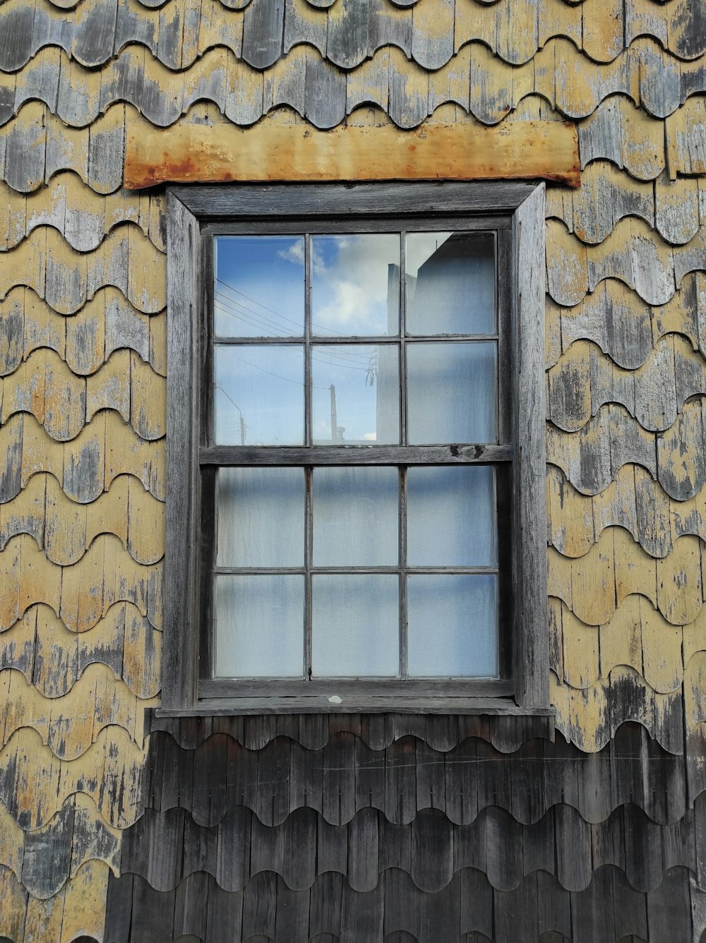 ein Fenster auf einem Gebäude mit einem Himmel im Hintergrund