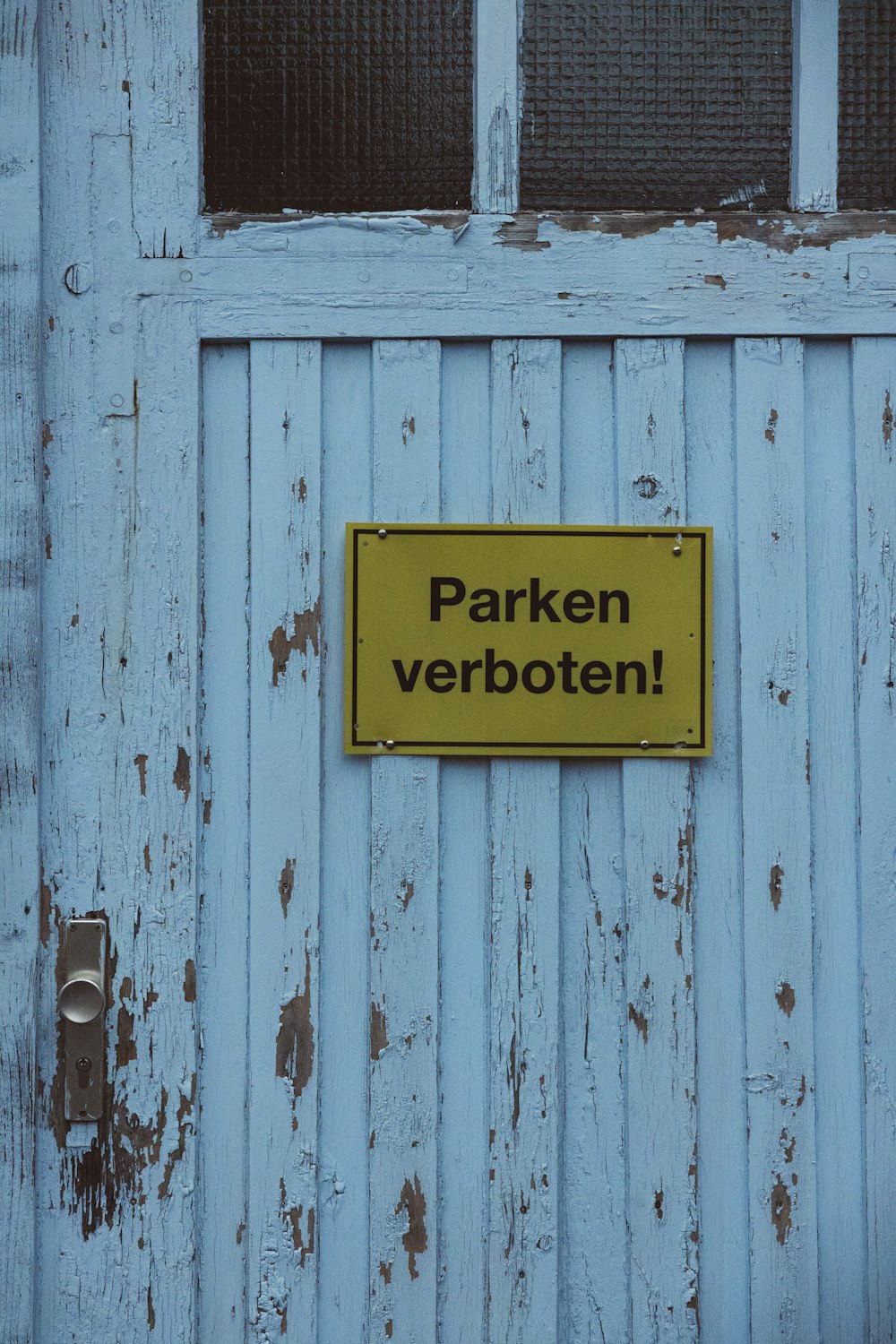 a wooden door with a sign that says parken verboten