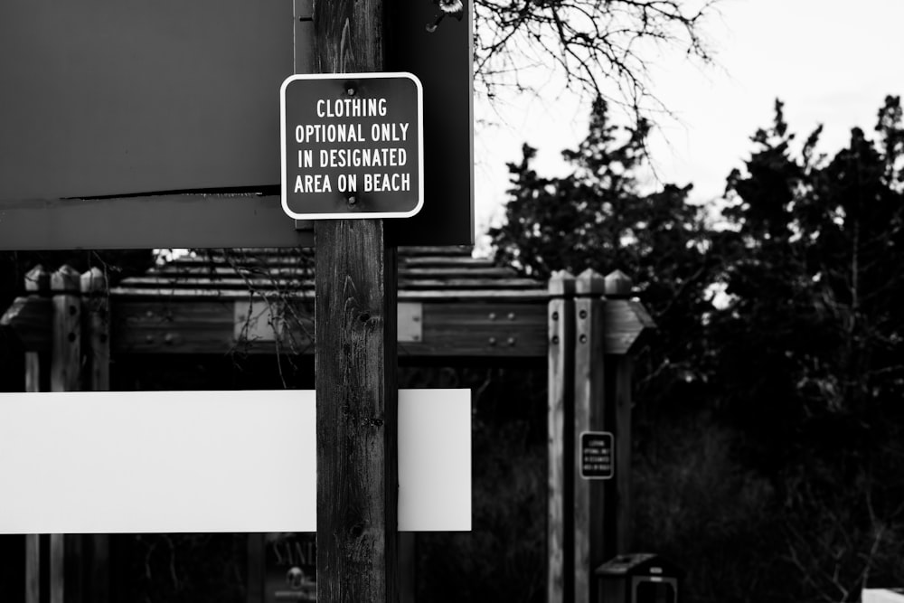 도로 표지판의 흑백 사진
