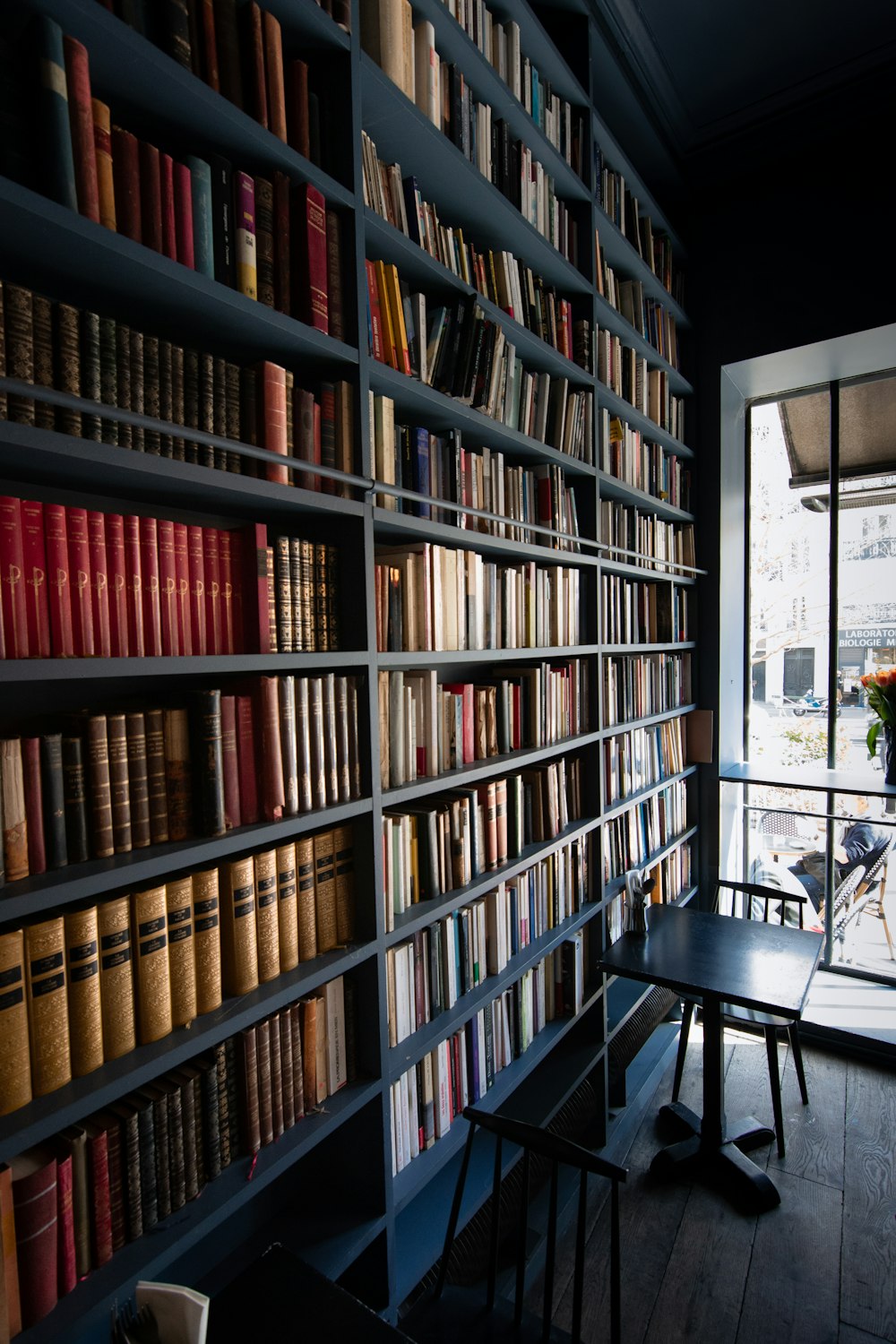 una stanza con uno scaffale pieno di libri