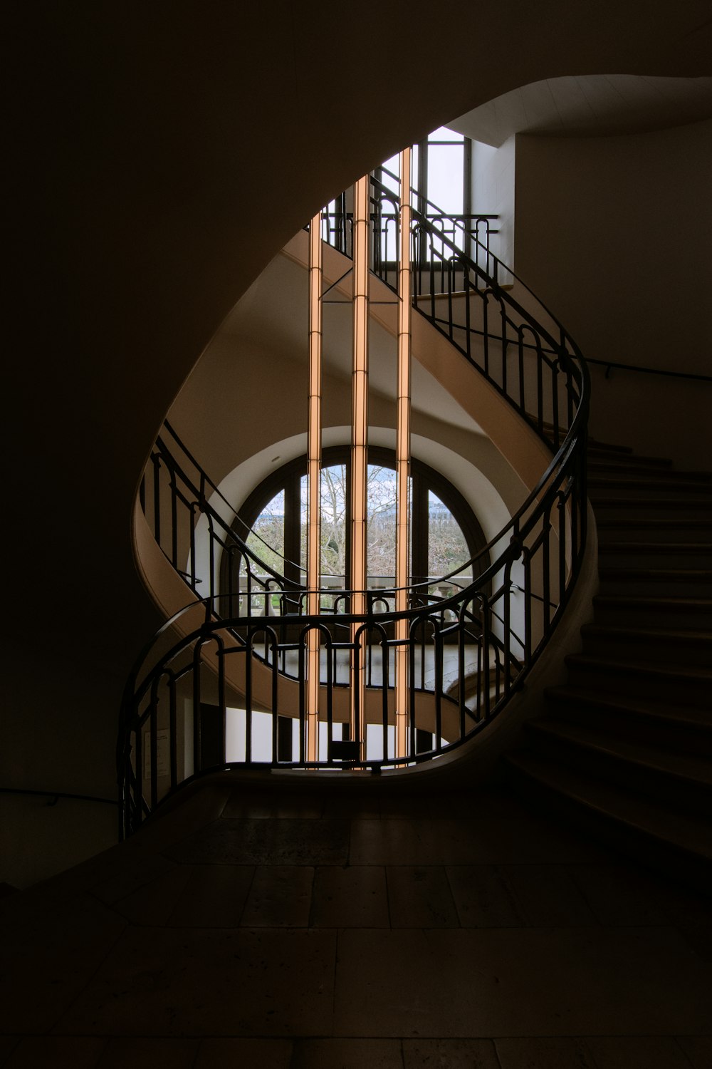 una escalera de caracol en un edificio junto a una ventana