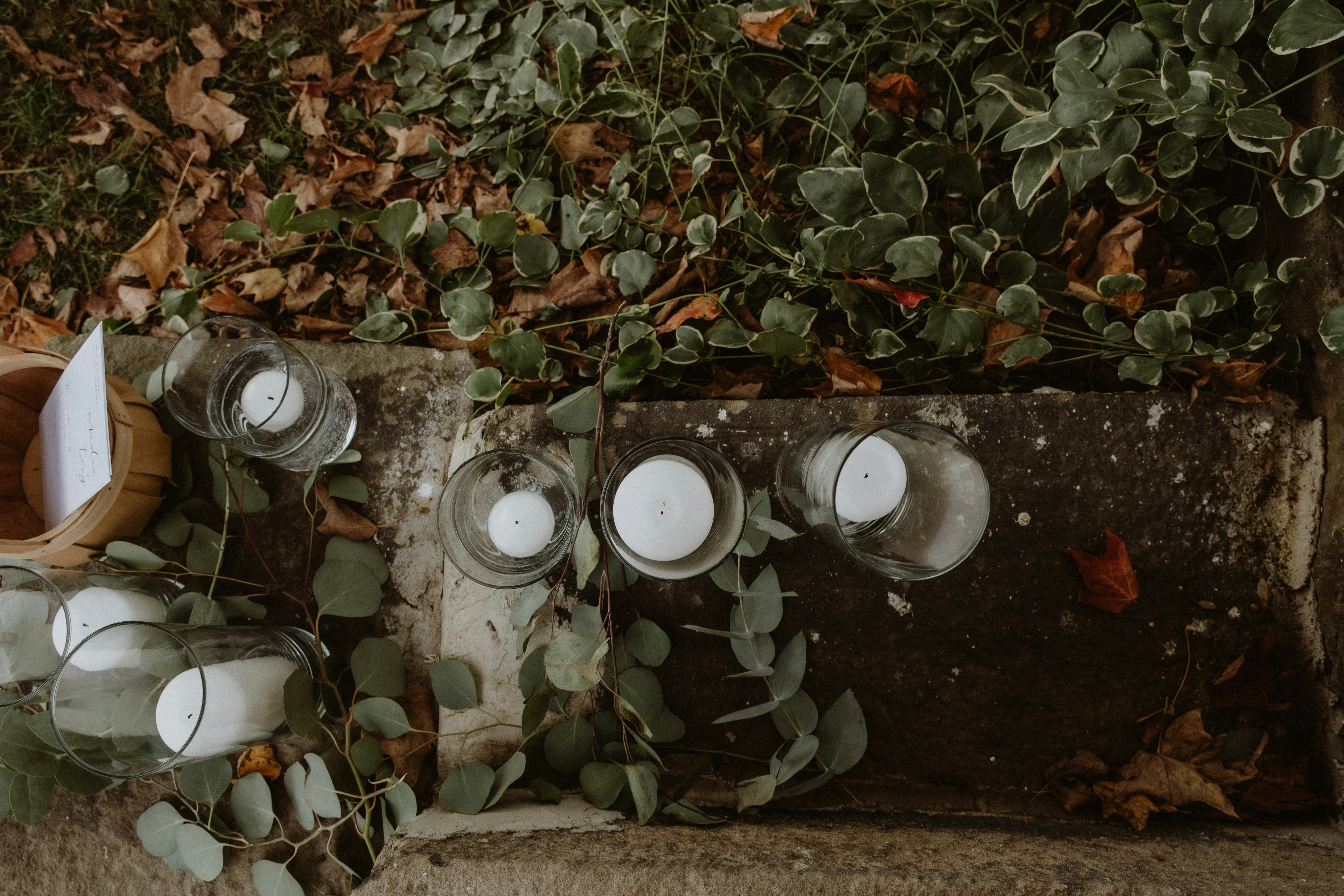 un groupe de bougies posées sur un bloc de ciment