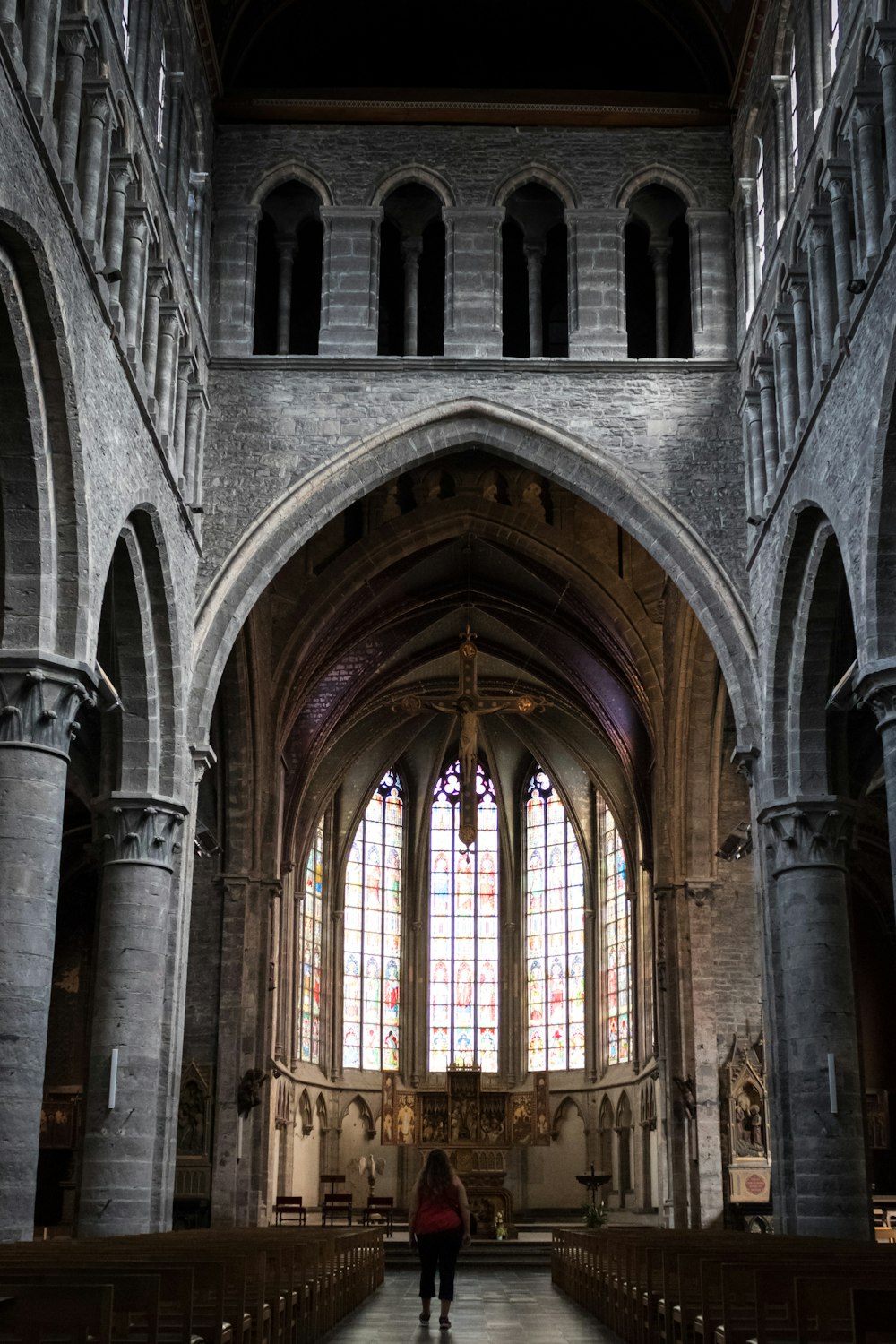 una persona de pie frente a una gran catedral