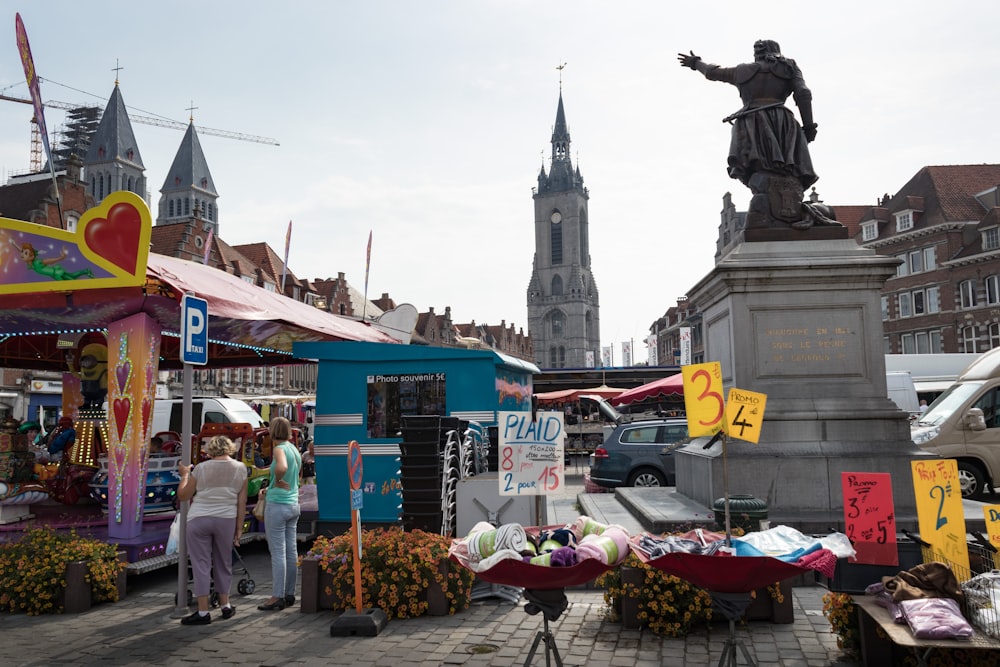 eine Menschenmenge, die um eine Statue herum steht