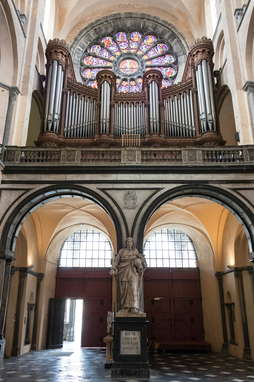 eine große Kathedrale mit einer Pfeifenorgel und einer Statue