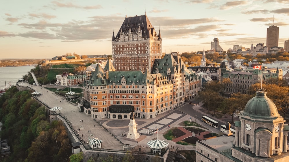 une vue aérienne d’un grand bâtiment avec une tour d’horloge