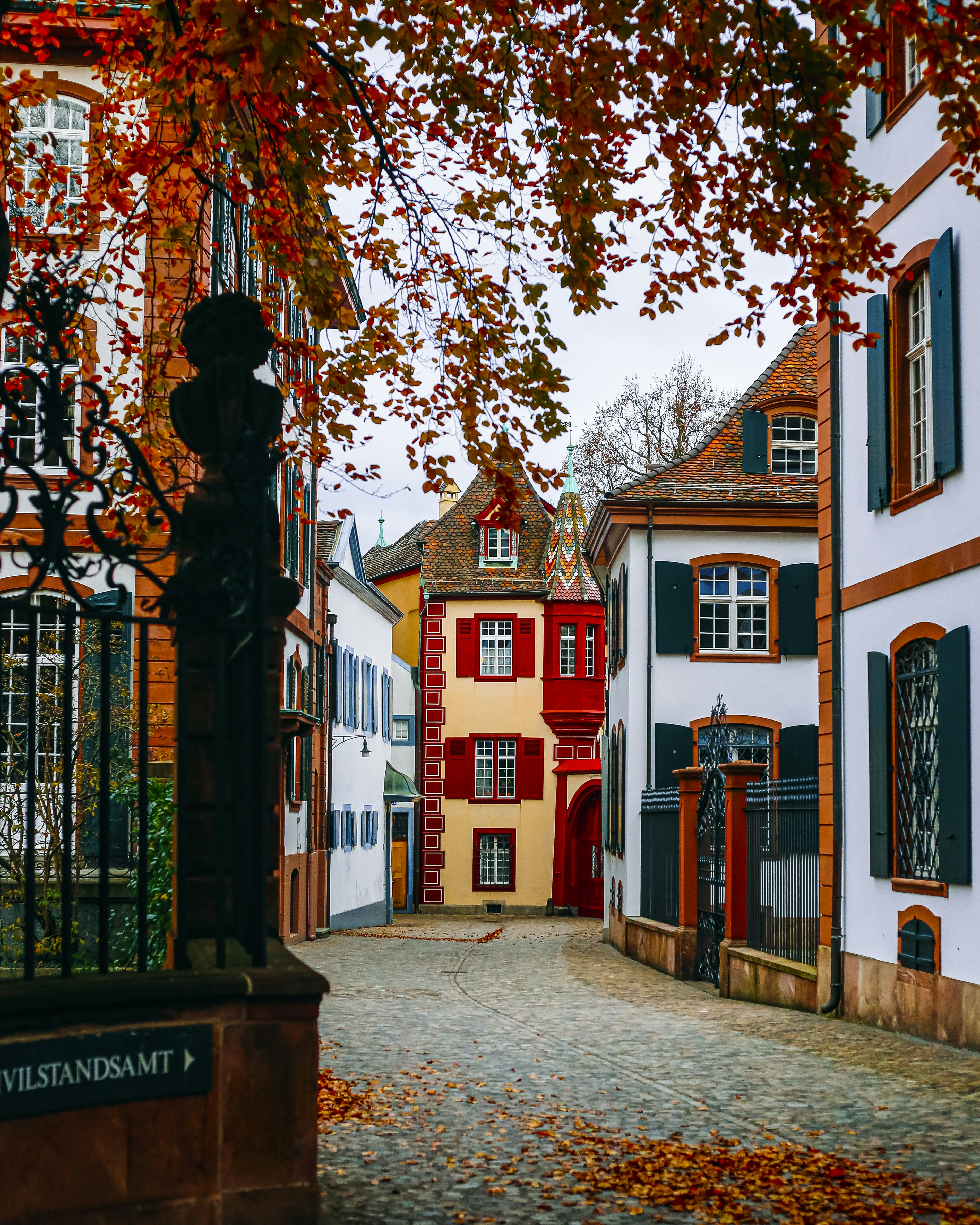Eine Kopfsteinpflasterstraße in einem europäischen Dorf
