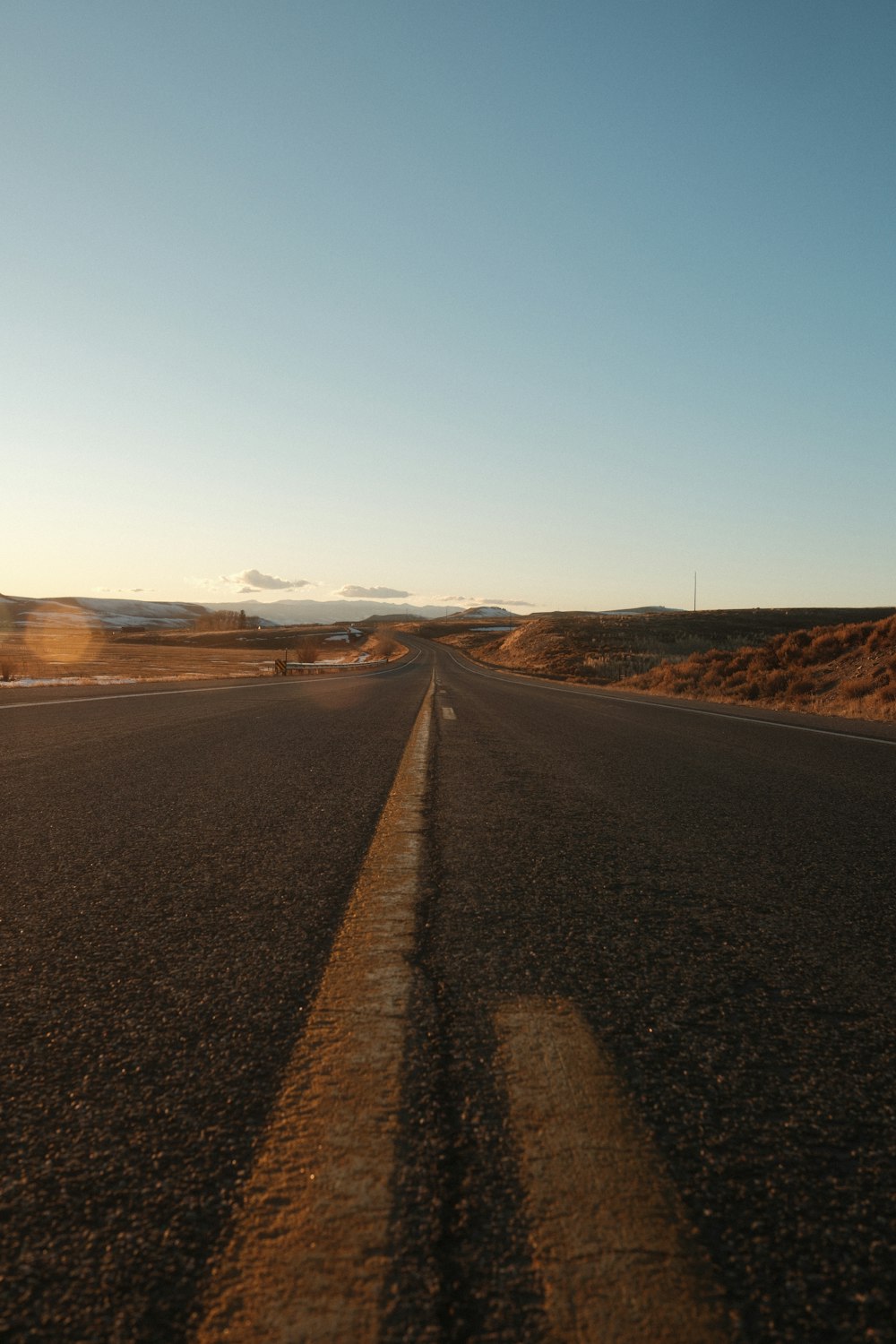 una strada vuota in mezzo al deserto