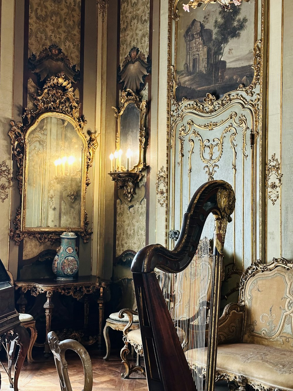 uma harpa sentada em uma sala ao lado de um espelho
