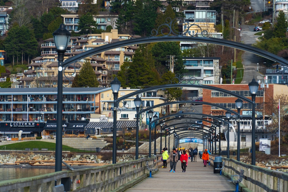 um grupo de pessoas caminhando por uma ponte